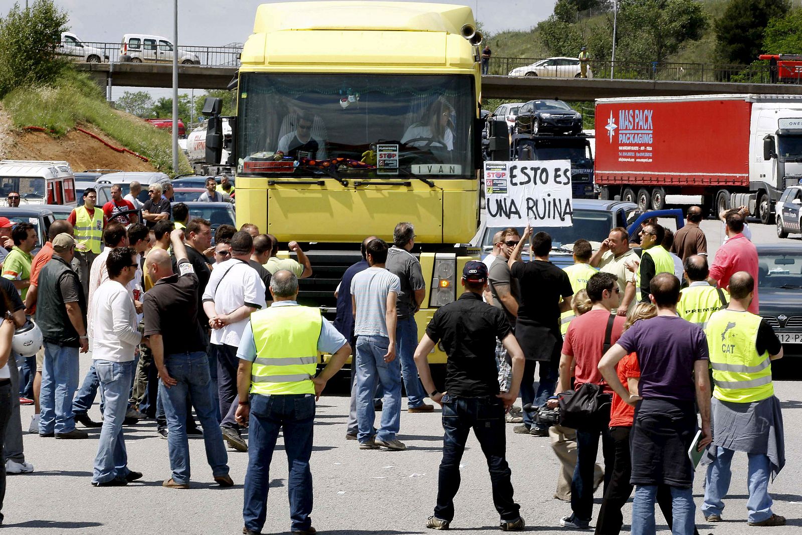 El paro de la Plataforma para la Defensa del Sector de Transporte ha provocado esta mañana cortes de carretera en la autopista AP-7 de Barcelona.