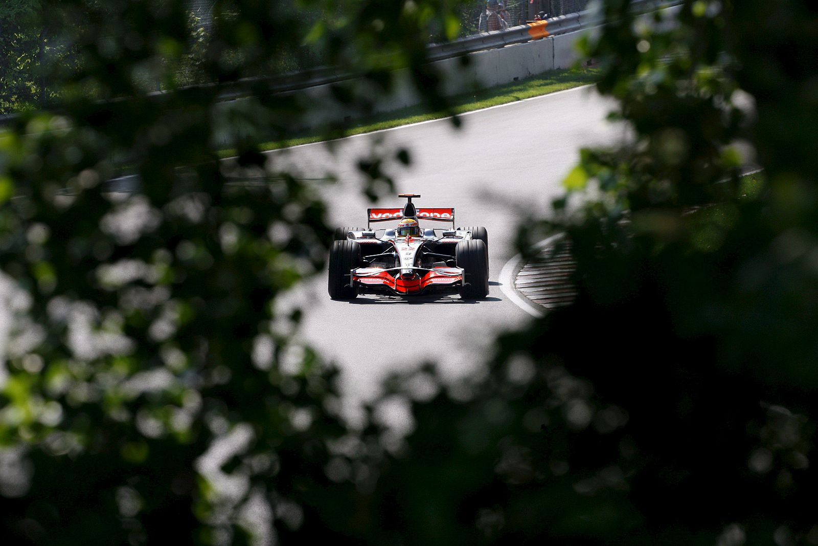 Lewis Hamilton, conduce su monoplaza durante la sesión de entrenamientos del Gran Premio de Canadá