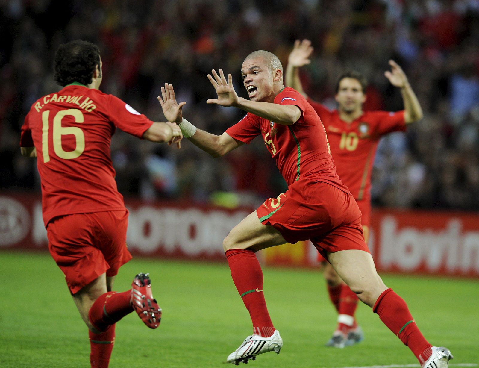 El defensa portugués Pepe muestra su alegría tras marcar  el gol de la victoria de su equipo.