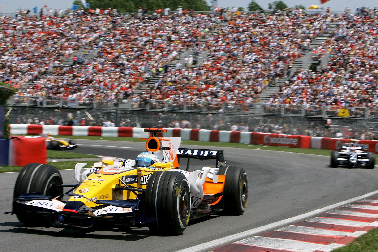 El piloto español de Formula 1 de la escudería Renault, Fernando Alonso, conduce su bolido en el Gran Premio de Canadá.