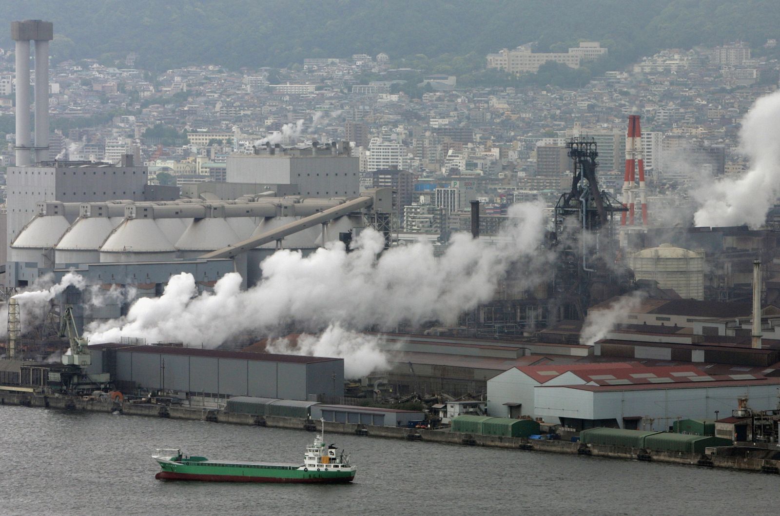 Imagen de una fábrica en Japón de la que se desprenden importantes cantidades de humo