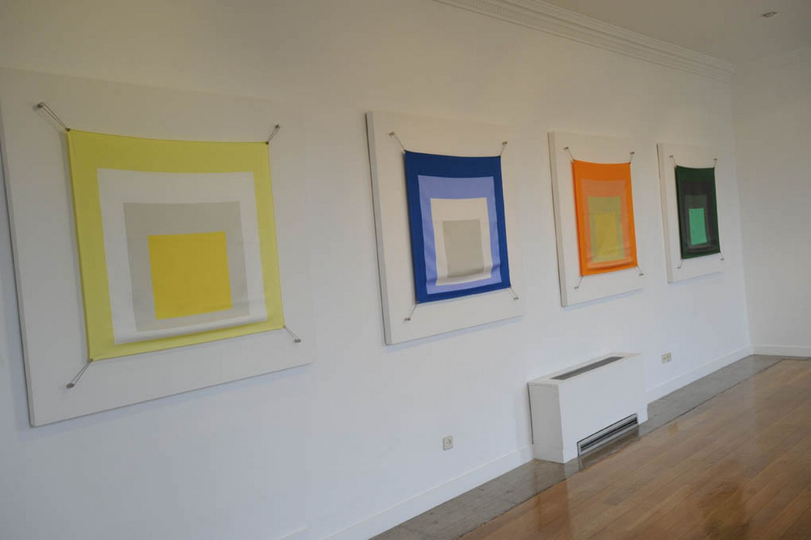 La colección de pañuelos inspirados en la obra de Josef Albers se ha exhibido en una galería de arte de Madrid.