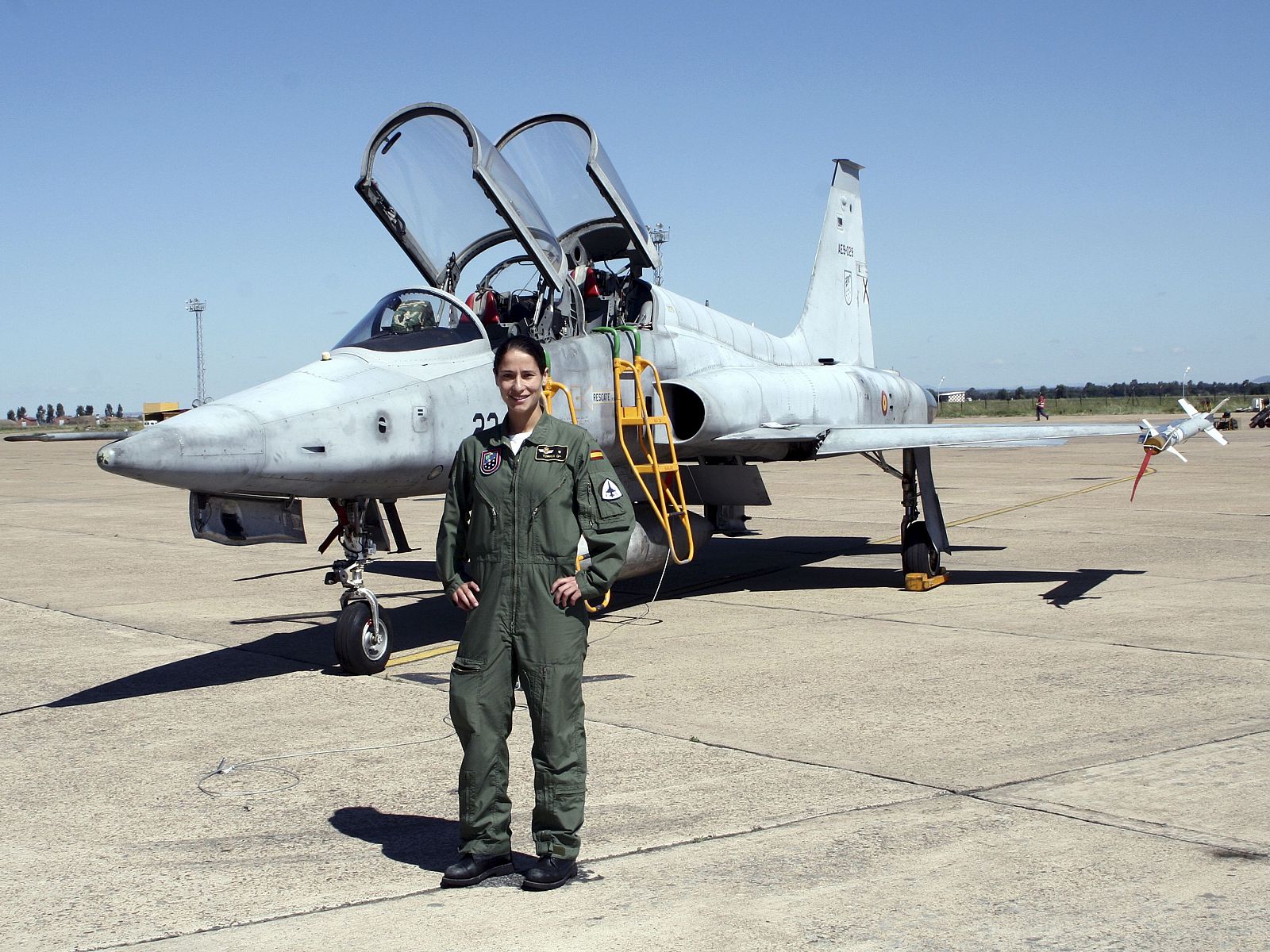 La alférez Rocío González posa ante el F-5 que ha pilotado durante el curso de combate