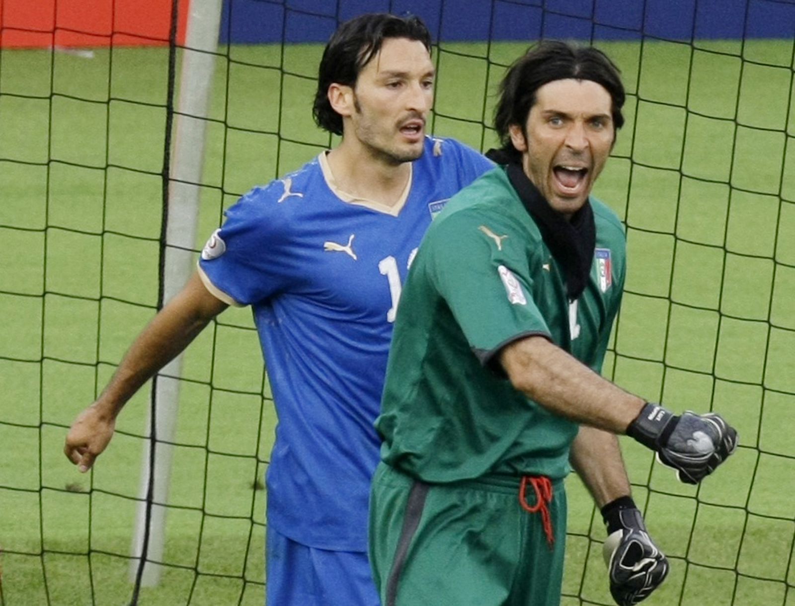 Buffon celebra el penalti detenido a Mutu, que hubiese supuesto la derrota de Italia.