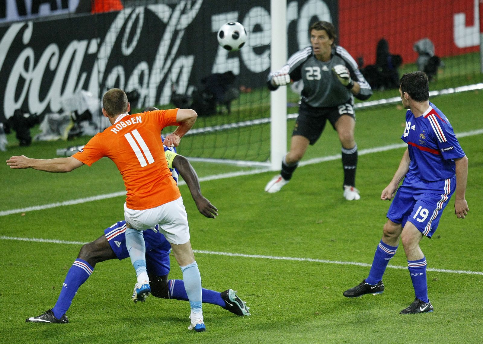 El madridista Robben dispara para marcar el tercer gol de su equipo.