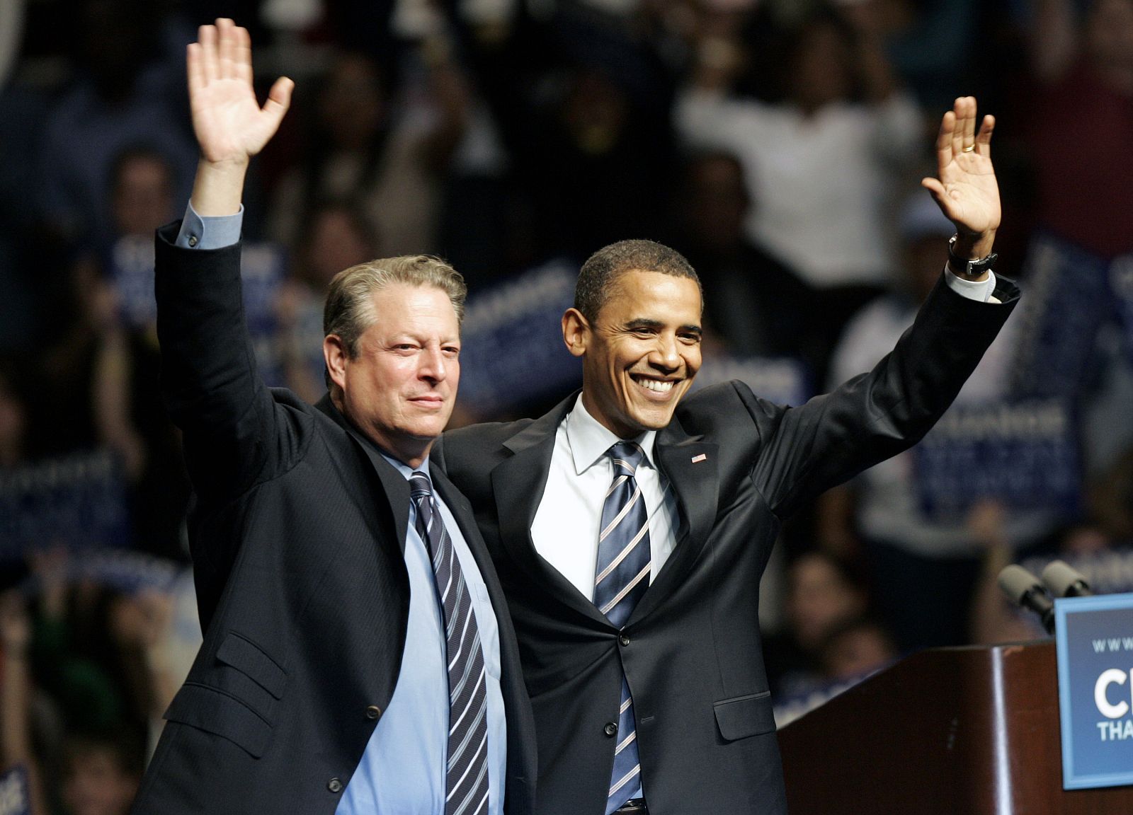 Gore y Obama saludan al público en el Joe Louis Arena de Detroit