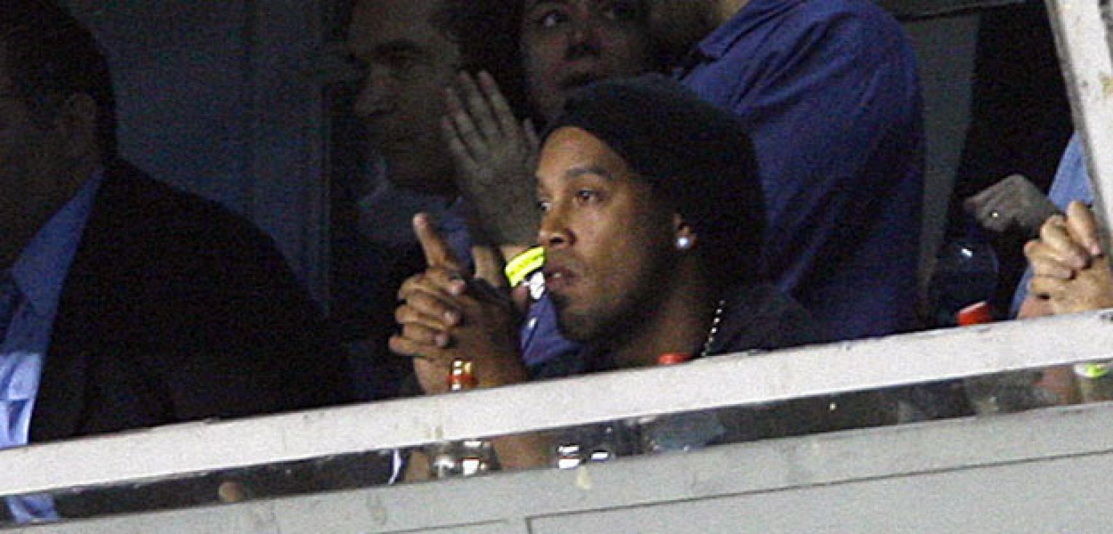 Ronaldinho Gaucho observa el partido entre Brasil y Argentina clasificatorio para el  mundial Sudáfrica 2010.