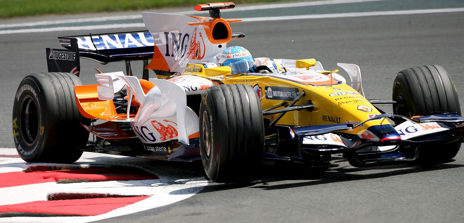 El piloto español Fernando Alonso, de la escudería Renault, conduce su monoplaza en el circuito "Magny Cours".