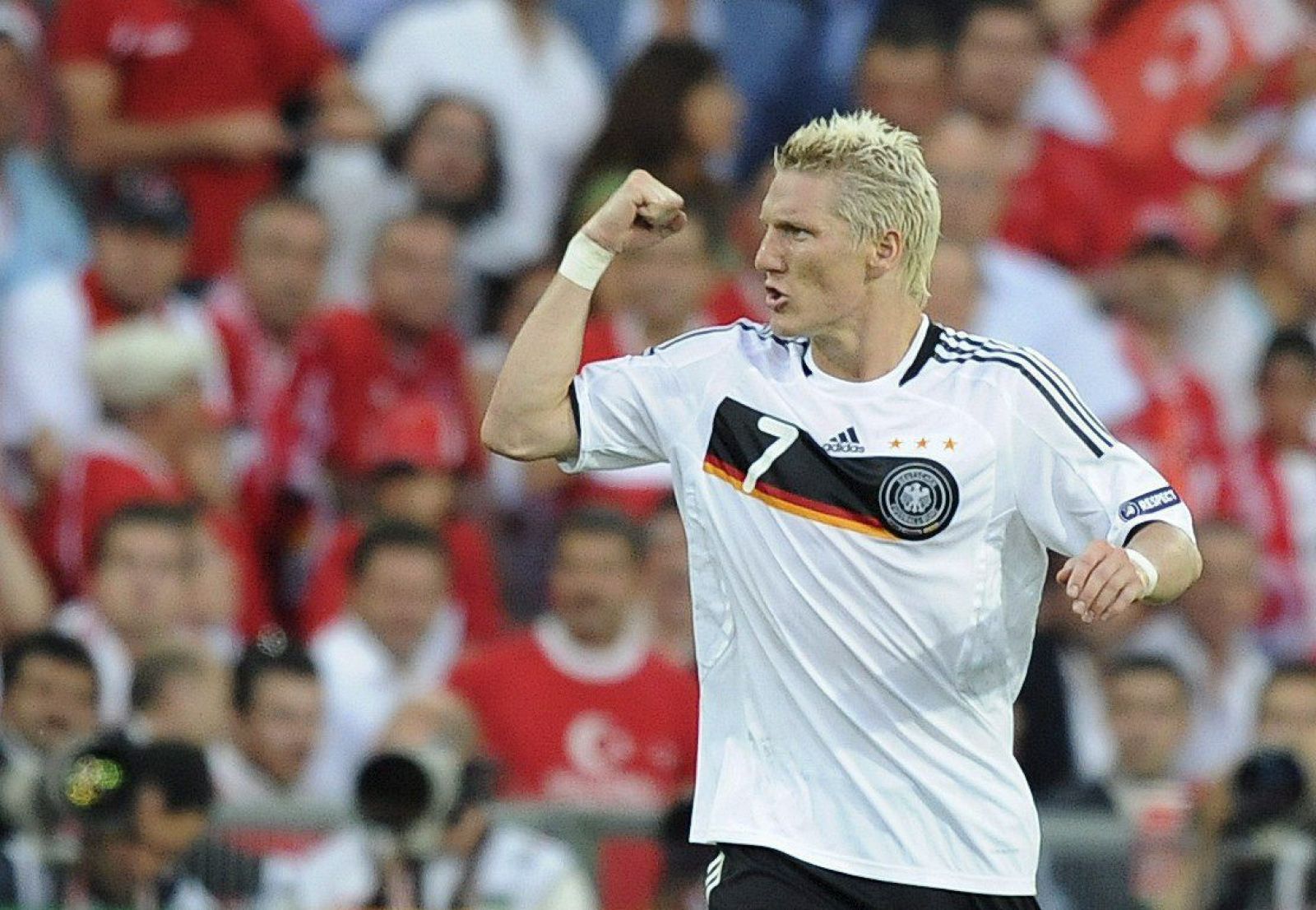 El jugador de la selección alemana Bastian Schweinsteiger celebra su anotación ante Turquía, que supuso el empata a uno.