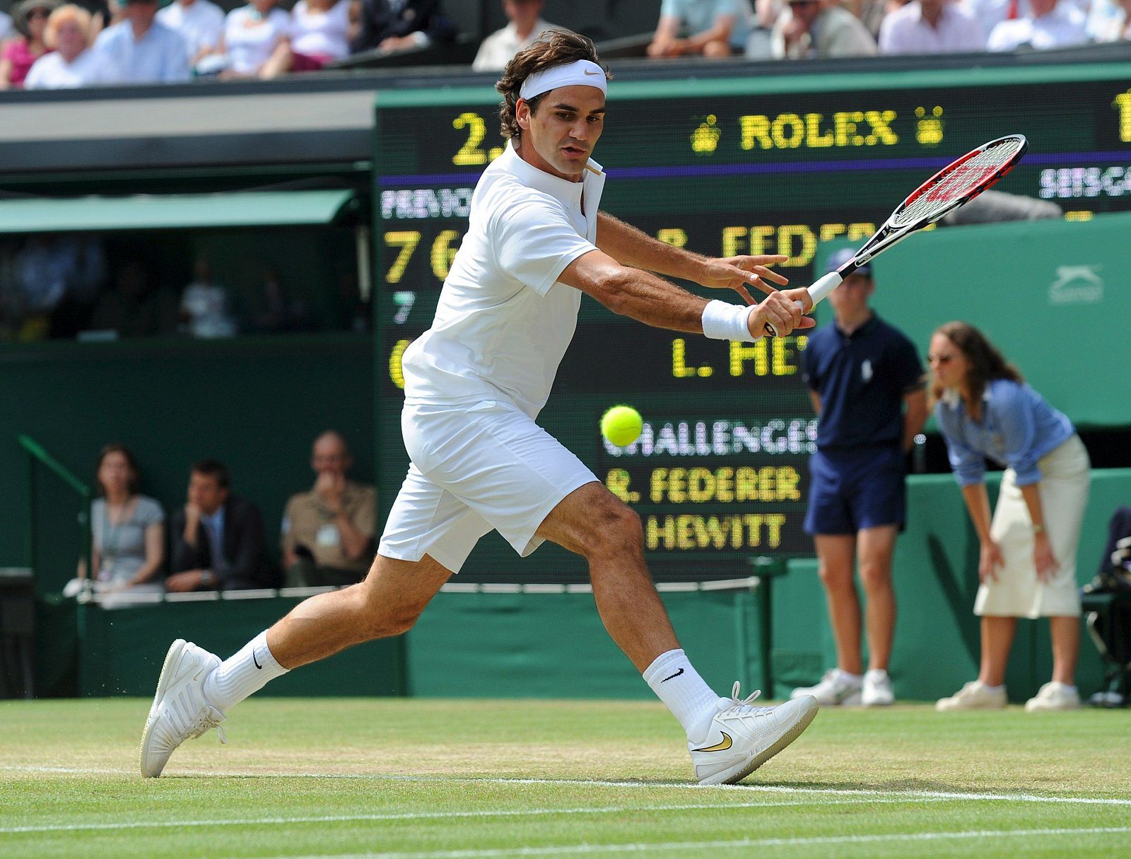 Federer se impuso con autoridad al australiano Lleyton Hewitt y sigue el camino hacia su sexto Wimbledon.