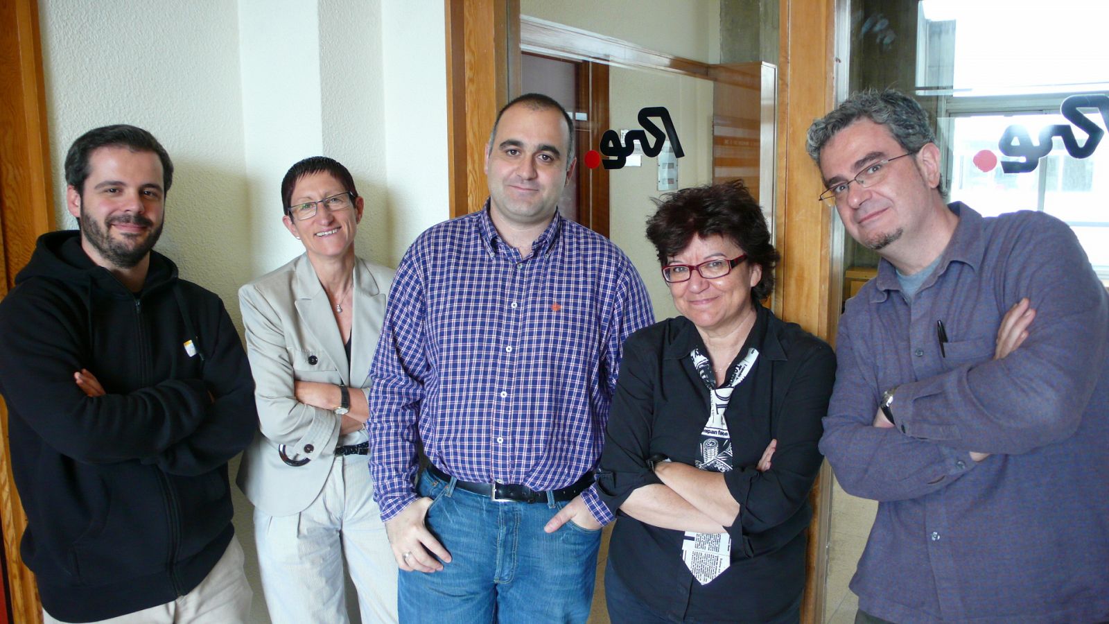 Toño, el viajero; Lourdes, la perfiladora; Manuel, el detective Garcés; Macu, la jefa; y Jorge, el ambientador.