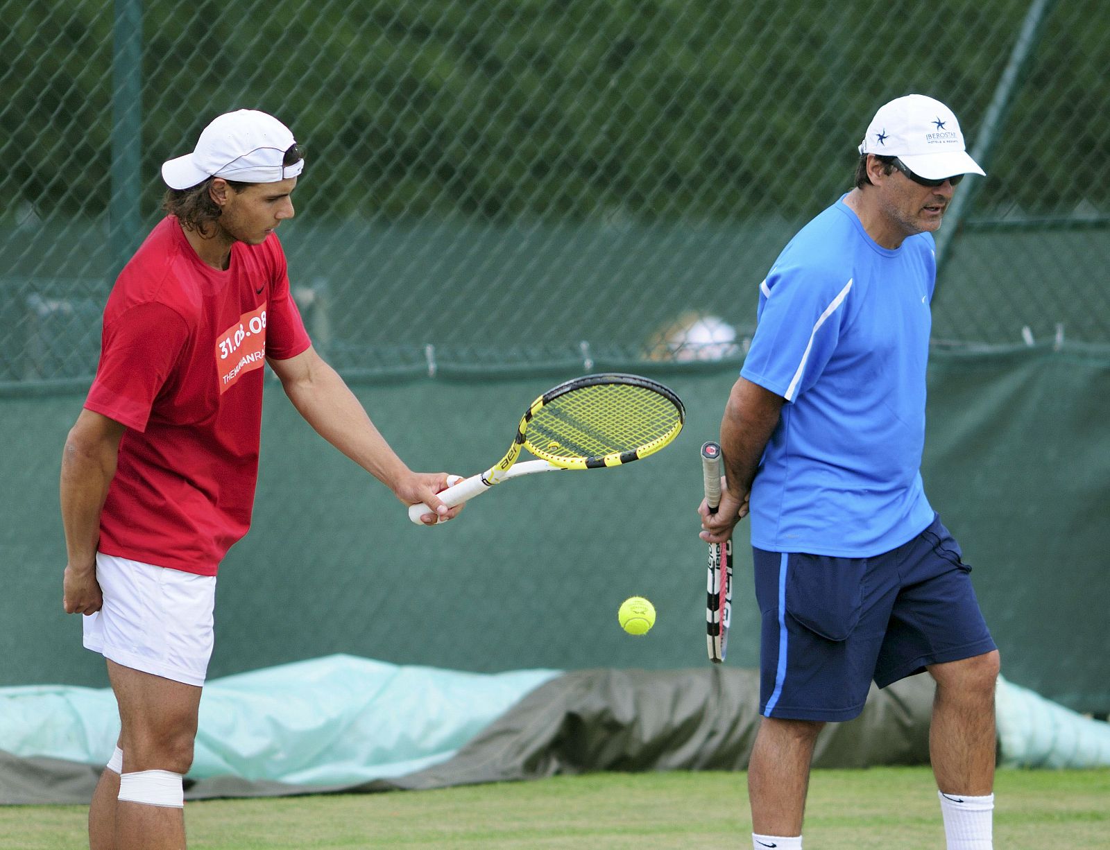 Rafa Nadal, junto a su tío Toni, durante un entrenamiento.