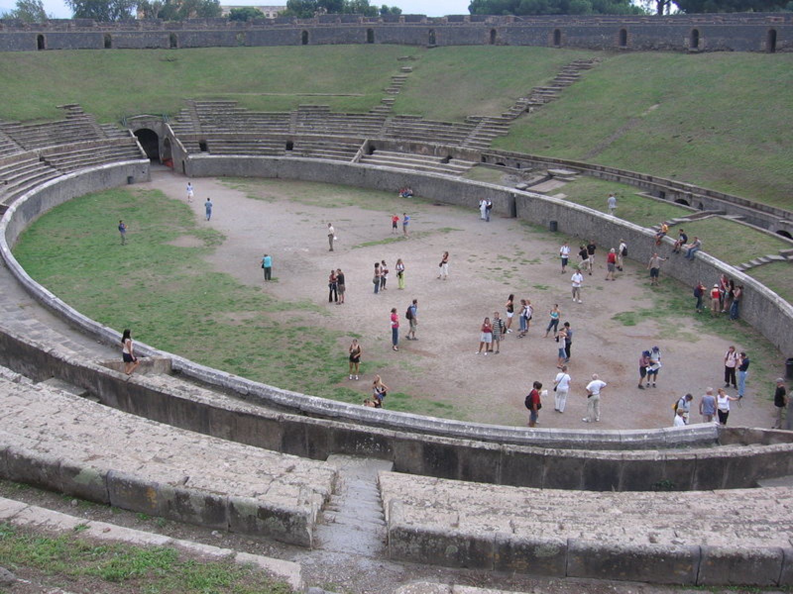 Una imagen del anfiteatro de Pompeya, recorrido por los turistas