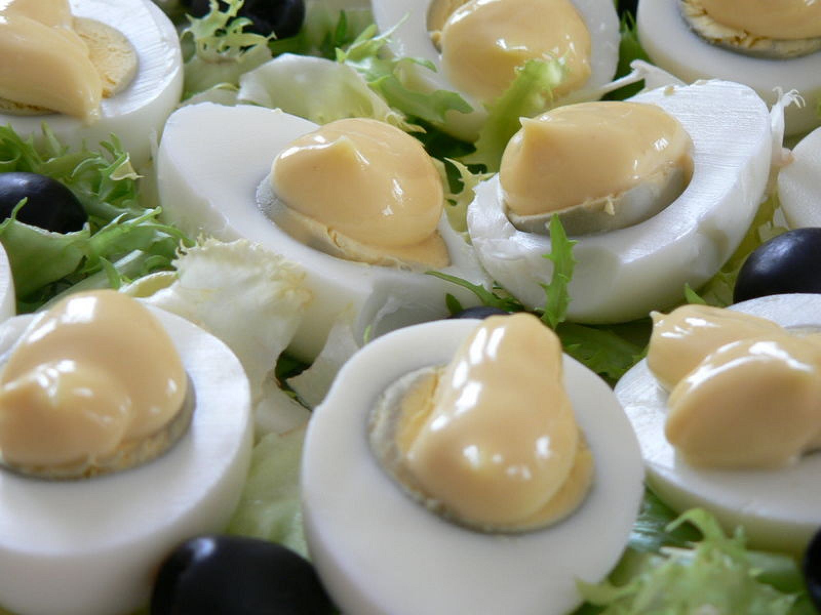 Huevos duros cubiertos de mayonesa