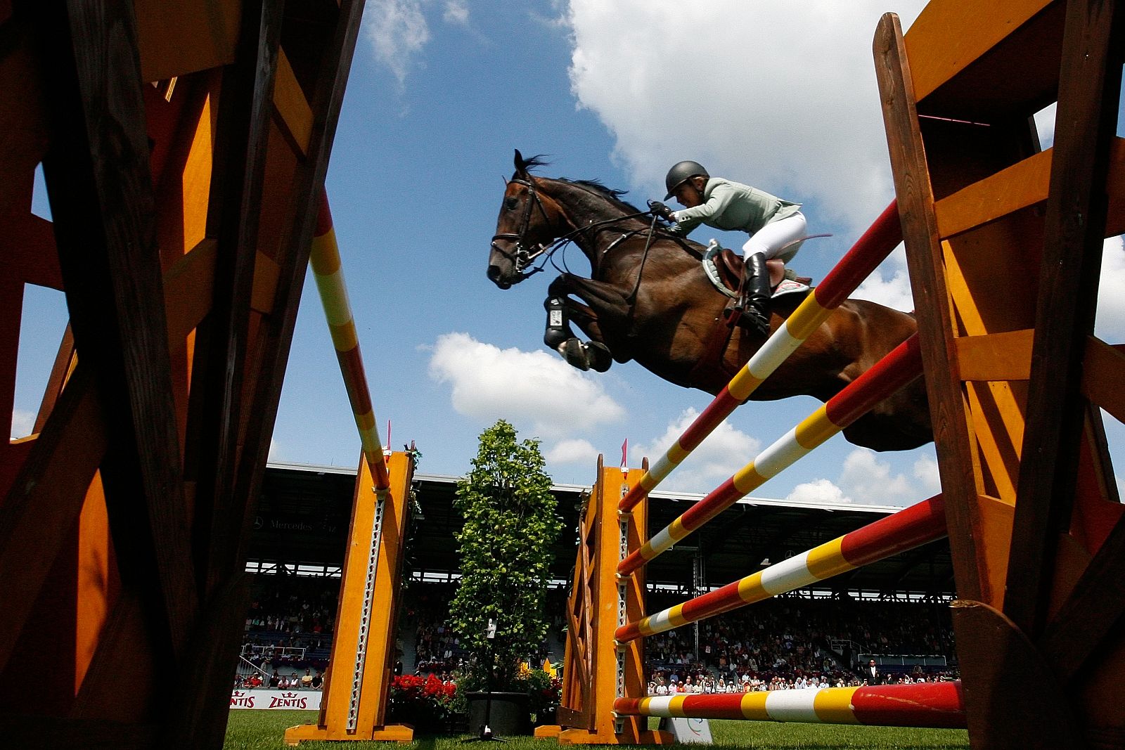 La jinete alemana Meredith Michaels-Beerbaum en la ejecución de un salto