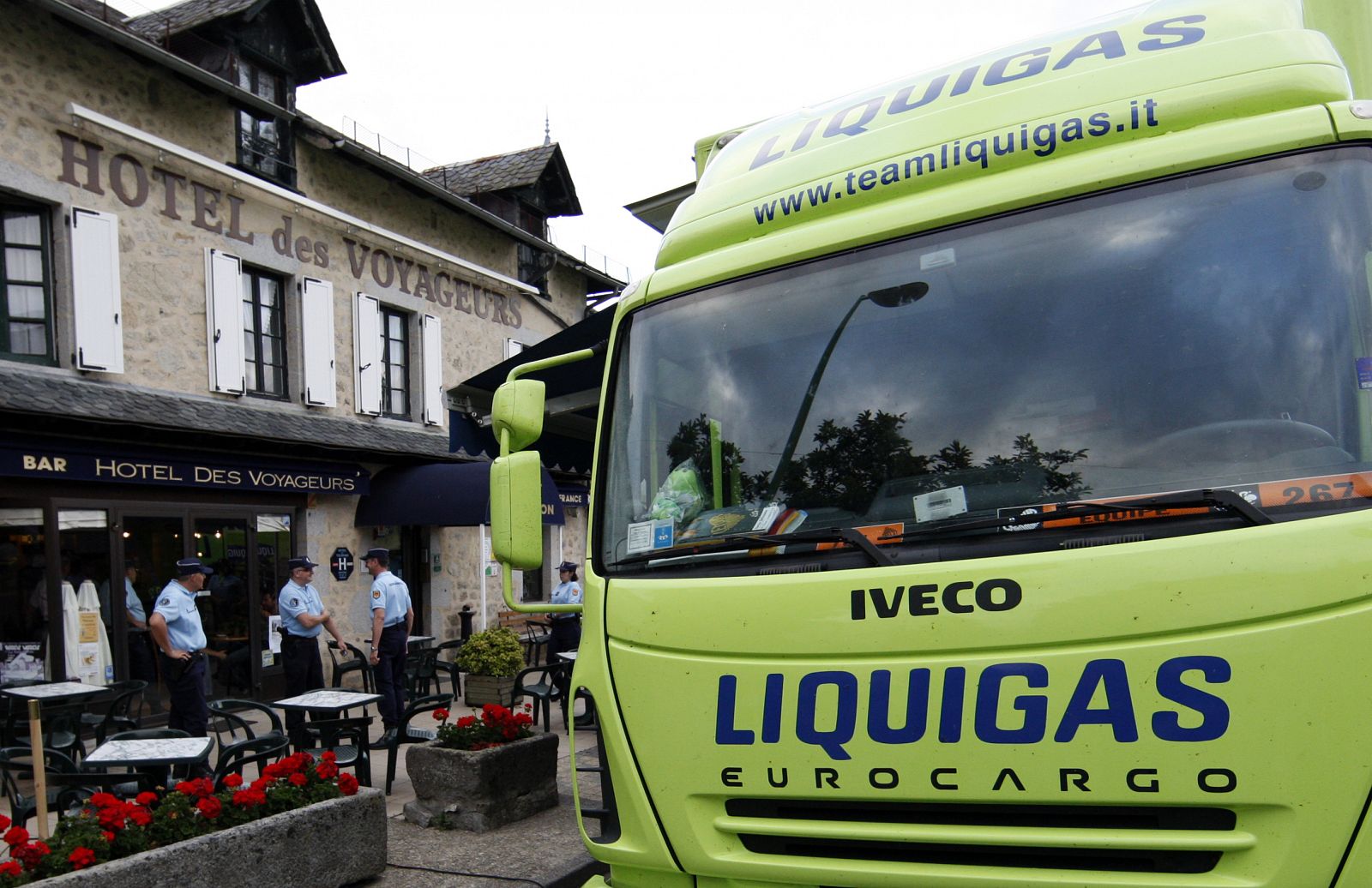 Agentes de la policía esperan delante de la puerta del hotel donde se aloja el equipo Liquigas, después de que se conociera que el español Manuel Beltrán diera positivo por EPO en la primera etapa del Tour de Francia.