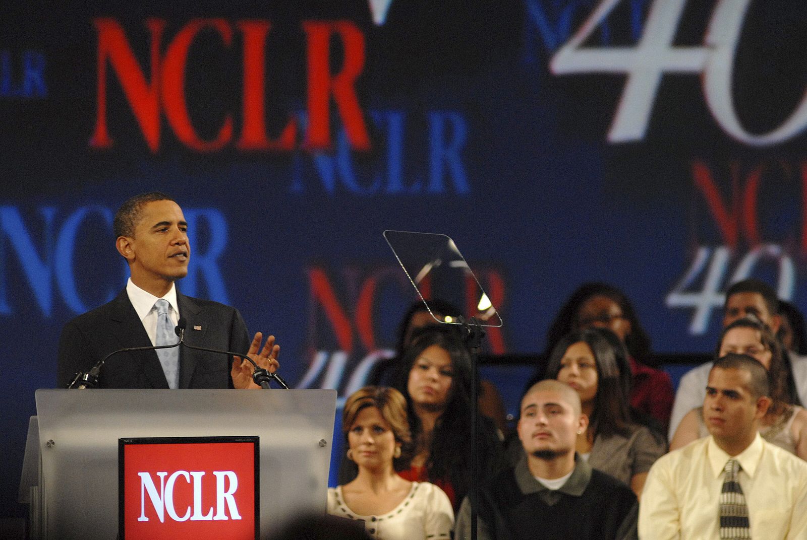 El candidato por el Partido Demócrata a la Presidencia de Estados Unidos, Barack Obama (i), pronuncia un discurso en la Conferencia Anual del Consejo Nacional de La Raza en San Diego, California