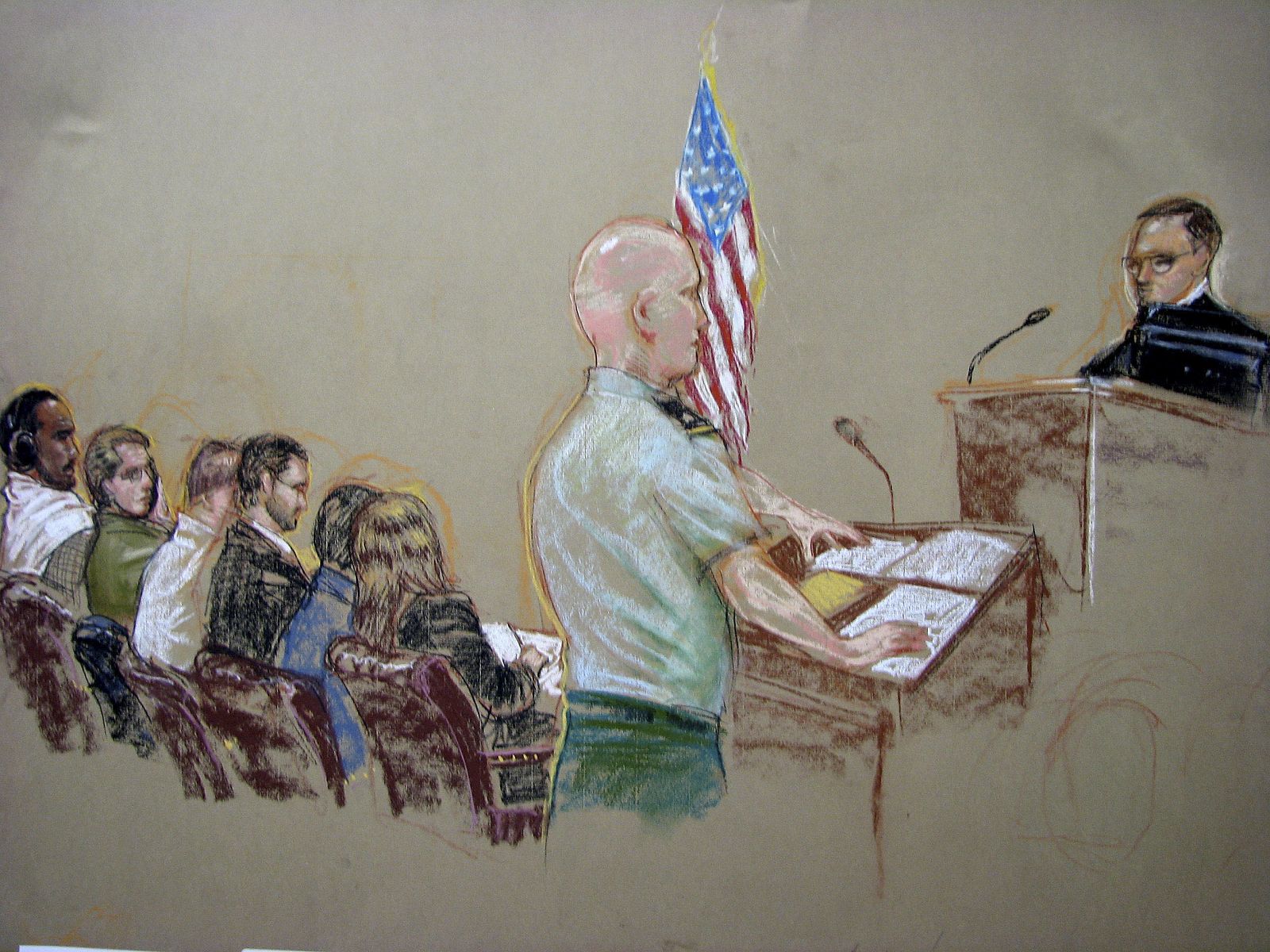 El preso Salim Hamdan sentado junto a sus abogados en la corte del tribunal militar.