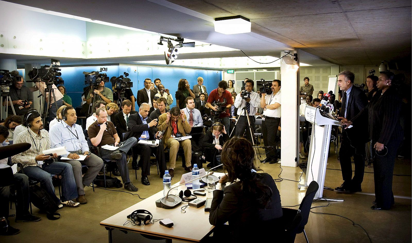 El fiscal del TPI, Luis Moreno ocampo, anuncia ante los medios la acusación contra el presidente sudanés, Omar al Bachir, por crímenes de guerra y contra la humanidad