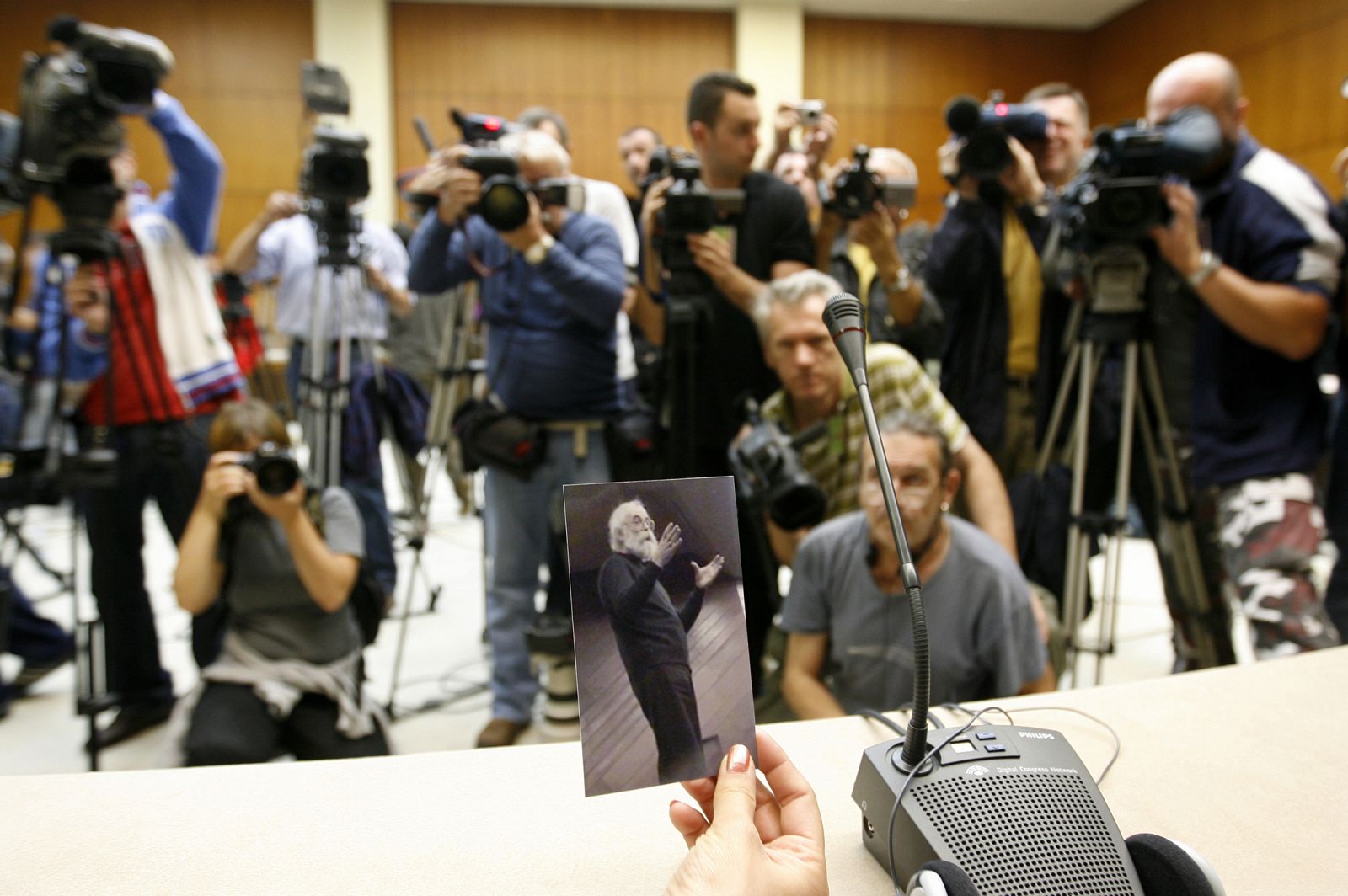 Gran expectación de los medios ante la presentación de la foto del ex presidente Karadzic, ahora detenido.