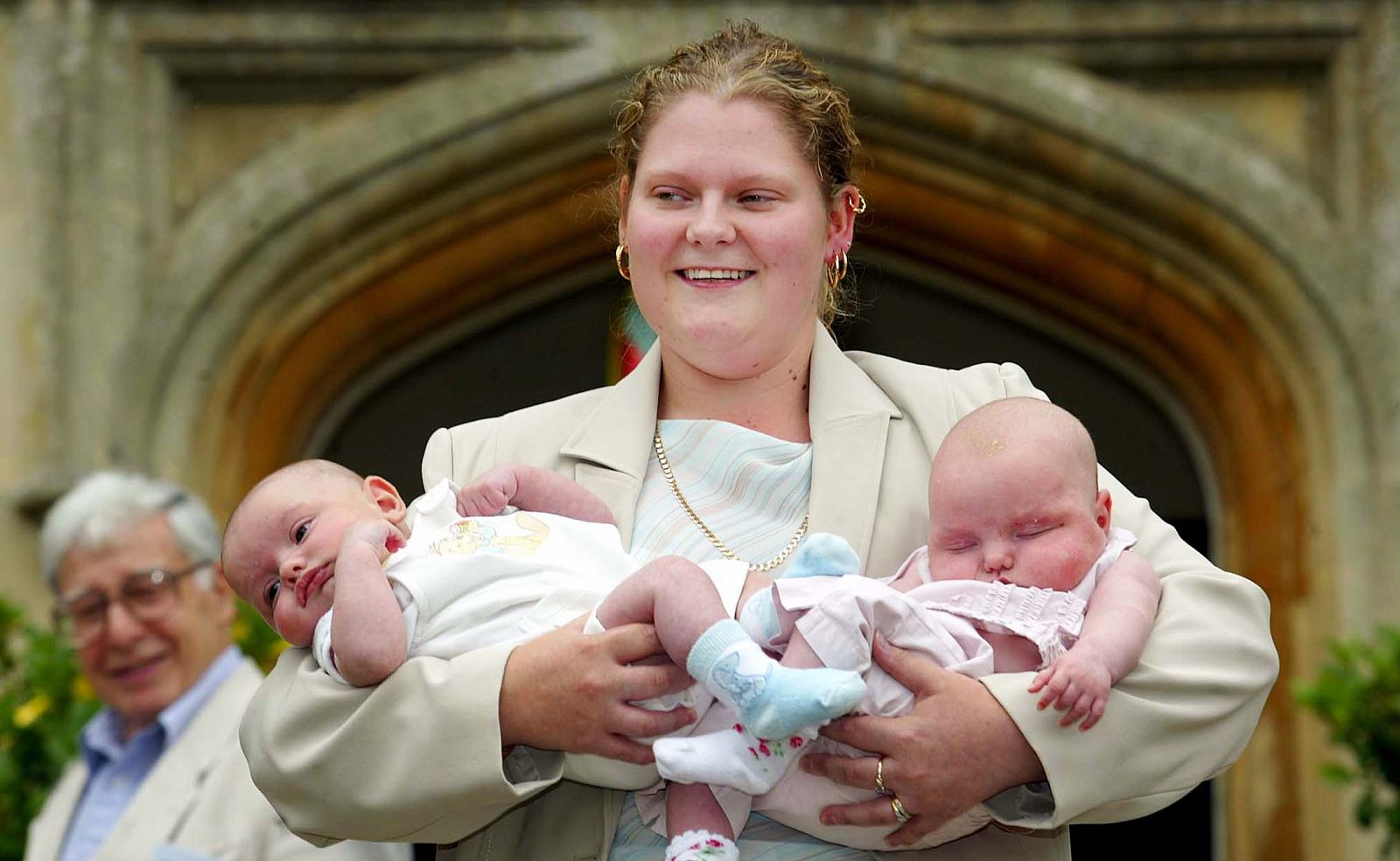 La primera niña probeta del mundo, Louise Brown, posa con unos gemelos en brazos