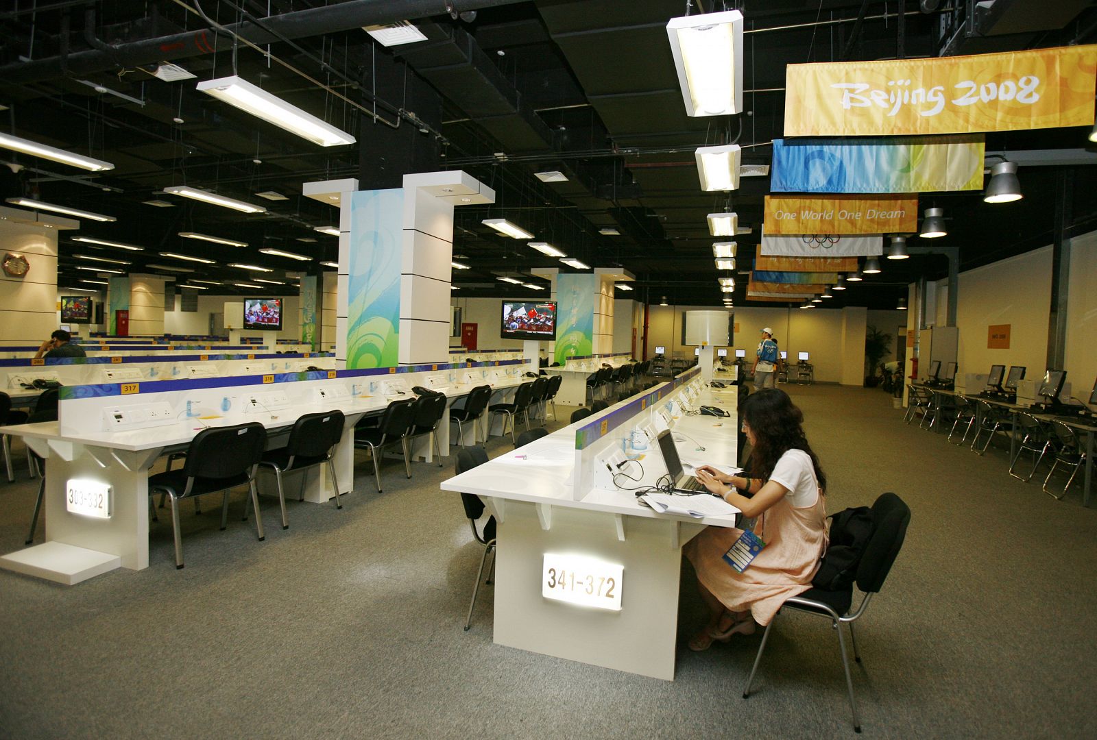 Una periodista trabaja en el centro de prensa olímpico, en Pekín.