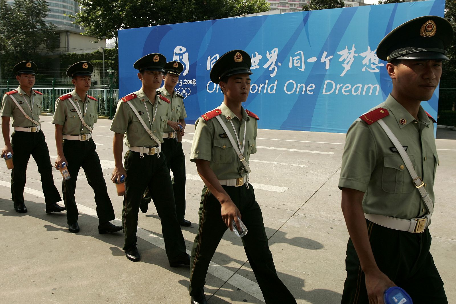La policía paramilitar china en el estadio de Shanghai.
