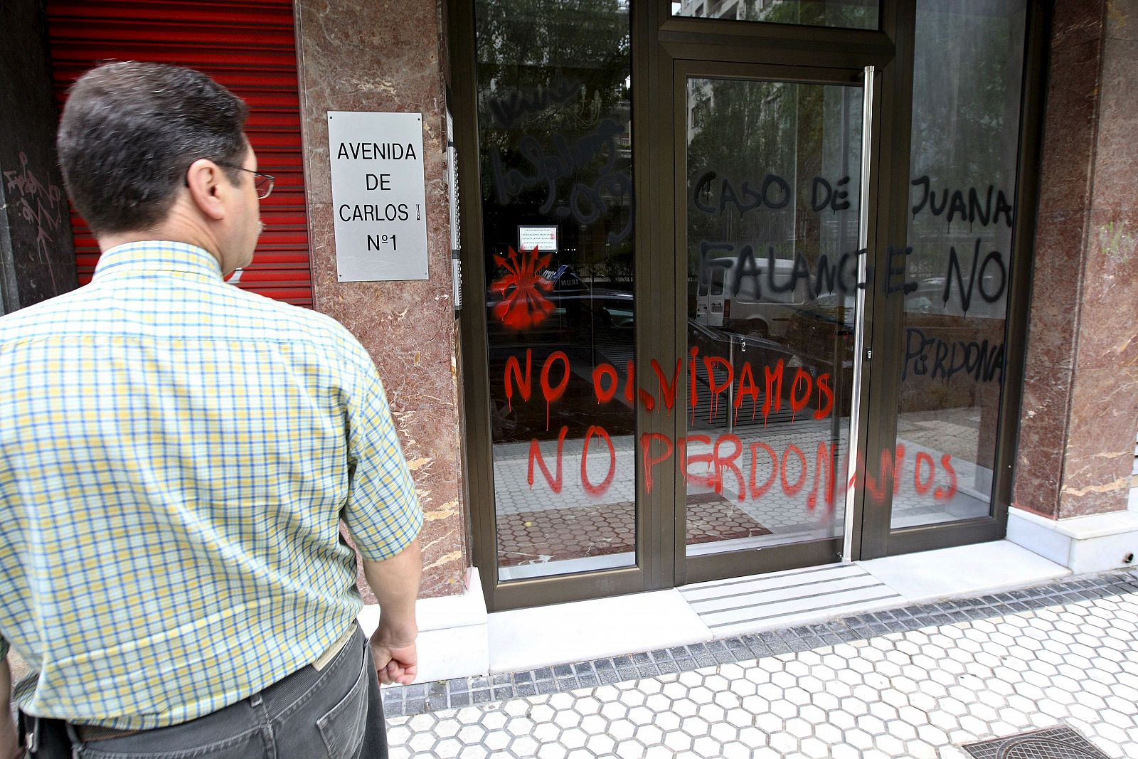 El portal de la vivienda de San Sebastián a la que el preso de ETA Iñaki de Juana Chaos podría mudarse cuando sea puesto en libertad el próximo 2 de agosto, ha aparecido hoy pintado con frases en su contra firmadas por la Falange.