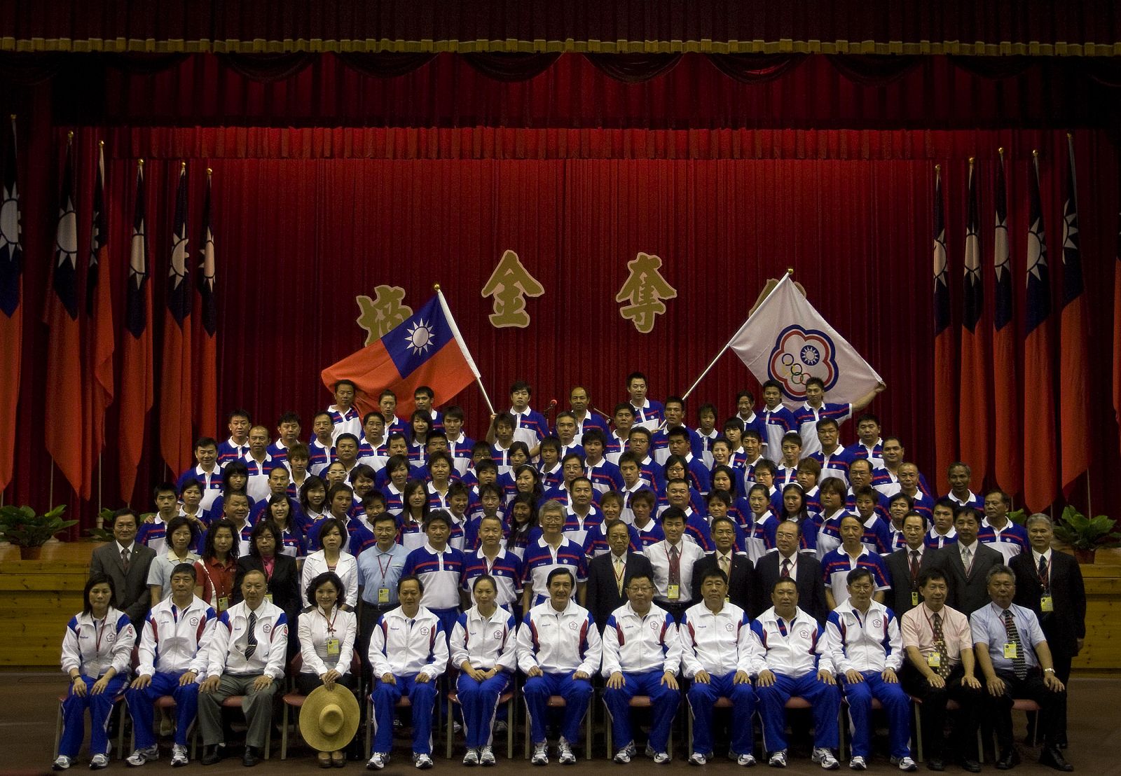 El equipo olímpico de Taiwan posa en una foto de grupo con el presidente del país Ma Ying-jeou.