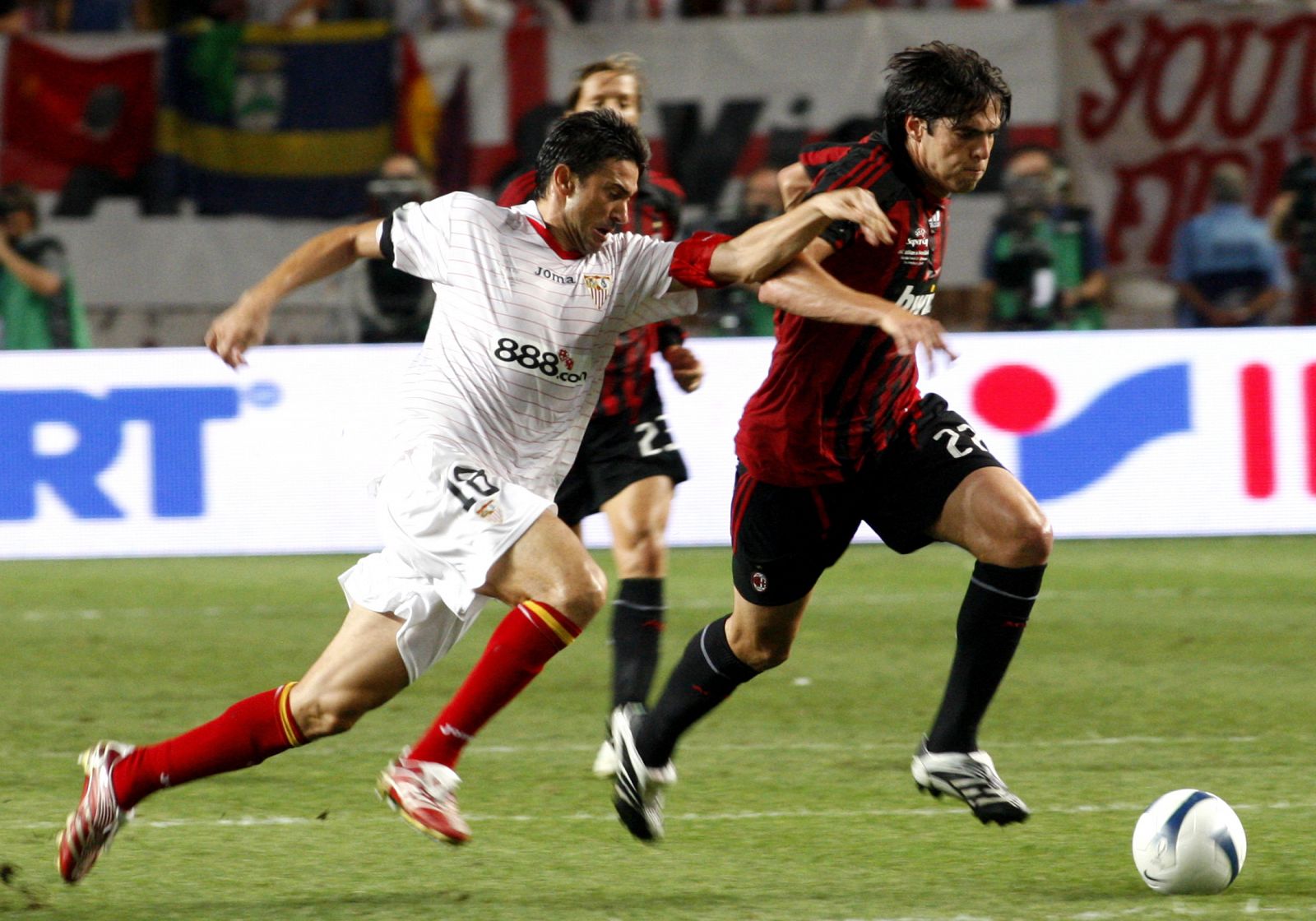 Kaka y el sevillista José Luís Martí durante la Supercopa.