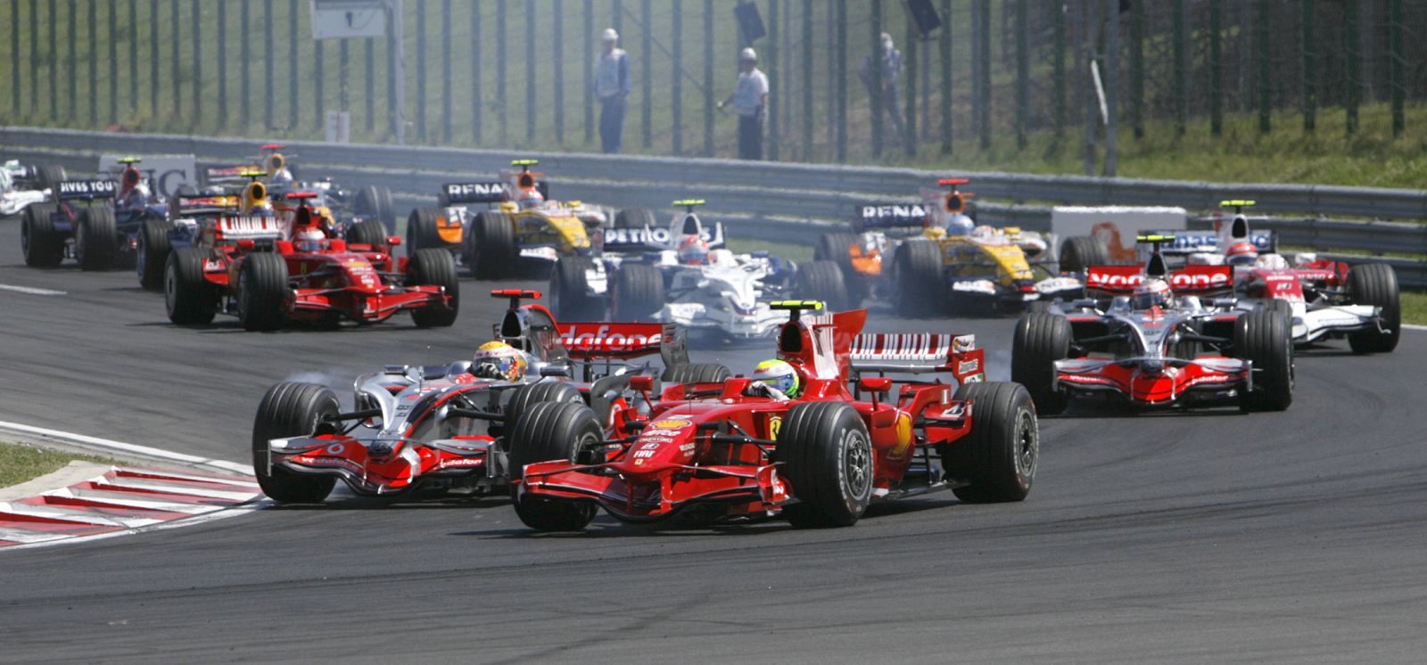Felipe Massa adelanta a Lewis Hamilton en la salida del G.P. Hungría