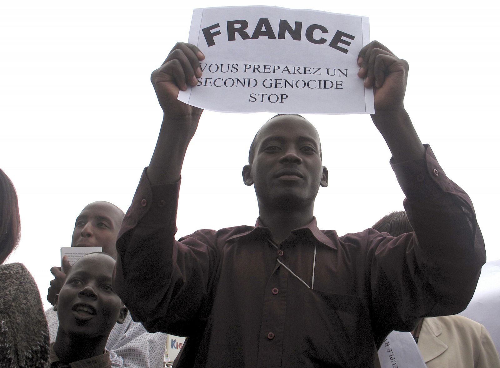 Un ruandés se manifiesta en las calles de Kigali contra Francia por el juicio contra el presidente Kagame abierto en París.