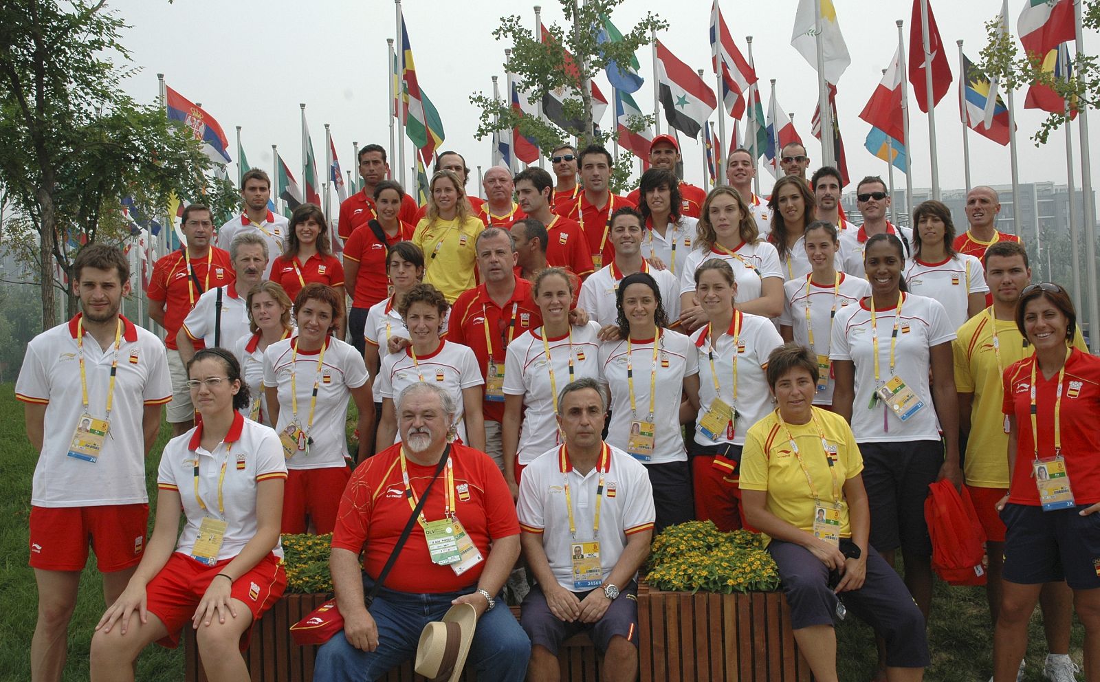 El presidente del Comité Olimpico Epañol, Alejandro Blanco Bravo posa en la Villa Olimpica con un grupo de atletas españoles.