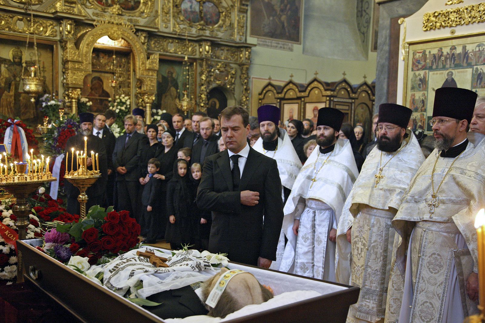 Russian President Medvedev makes sign of cross during writer Alexander Solzhenitsyn's funeral ceremony in Moscow