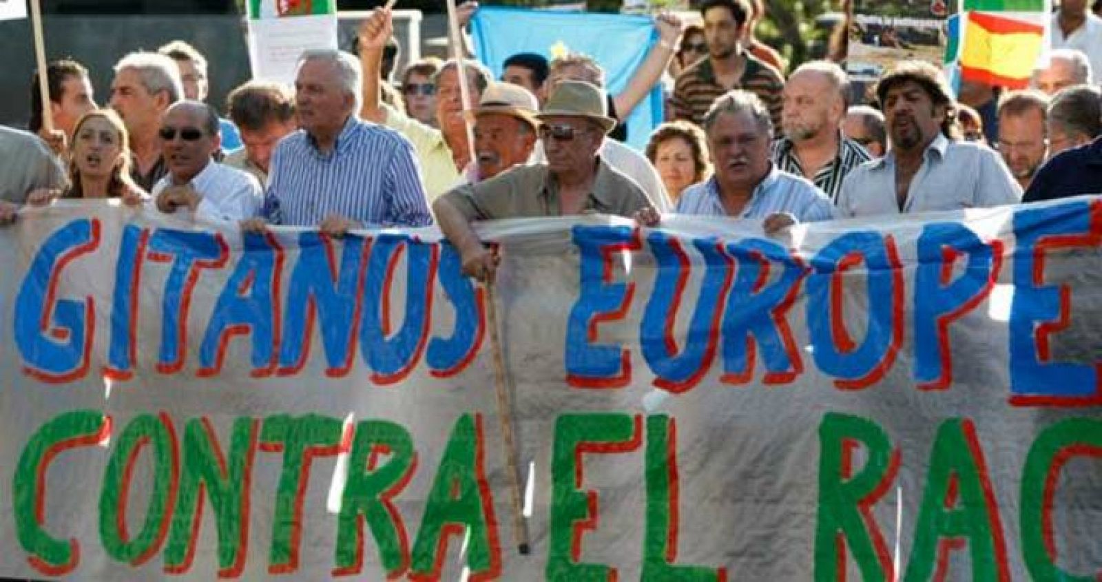 Momento de la manifestación contra el racismo y la xenofobia que ha tenido lugar en Madrid ante la sede de la Embajada Italiana