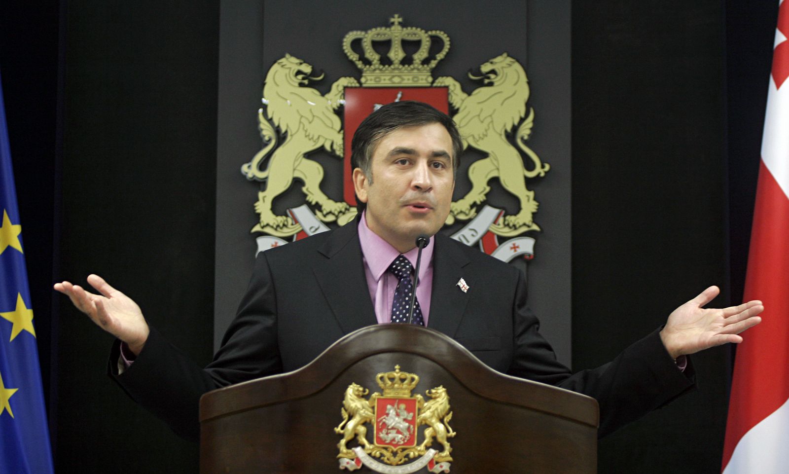 El primer ministro de Georgia, Saakashvili, comparece en rueda de prensa.
