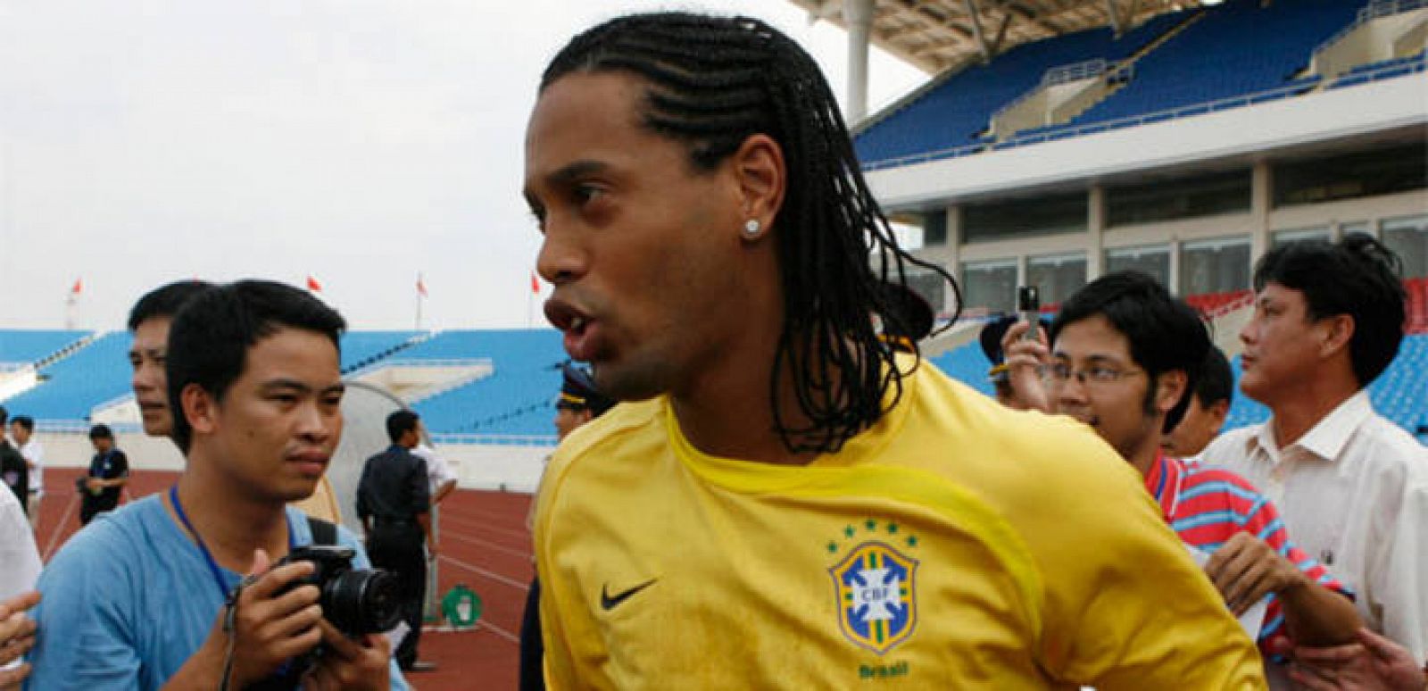 Ronaldinho viste la camiseta con cinco insignias en un entrenamiento en Pekín
