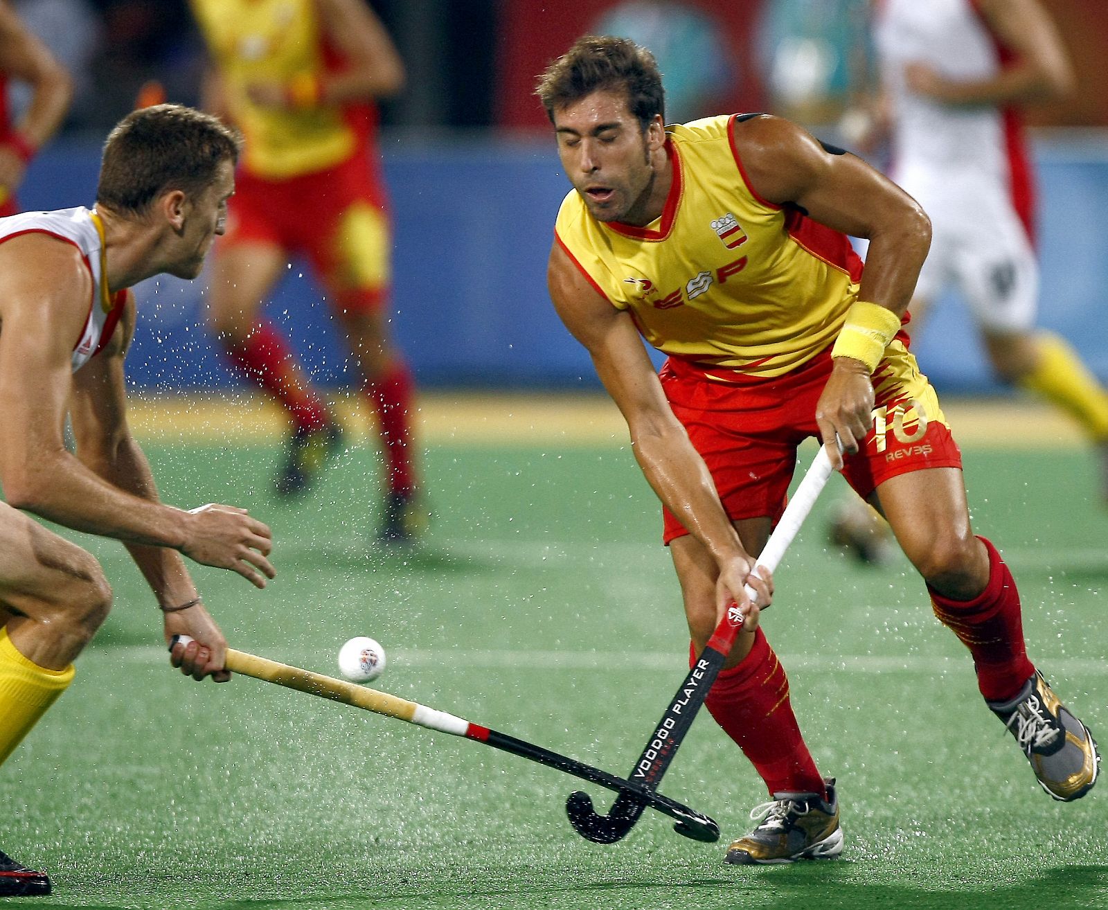 Eduard Tubau disputa una bola ante un jugador del equipo de Belgica durante el encuentro correspondiete a la primera ronda de los XXIX Juegos Olímpicos de Pekin.
