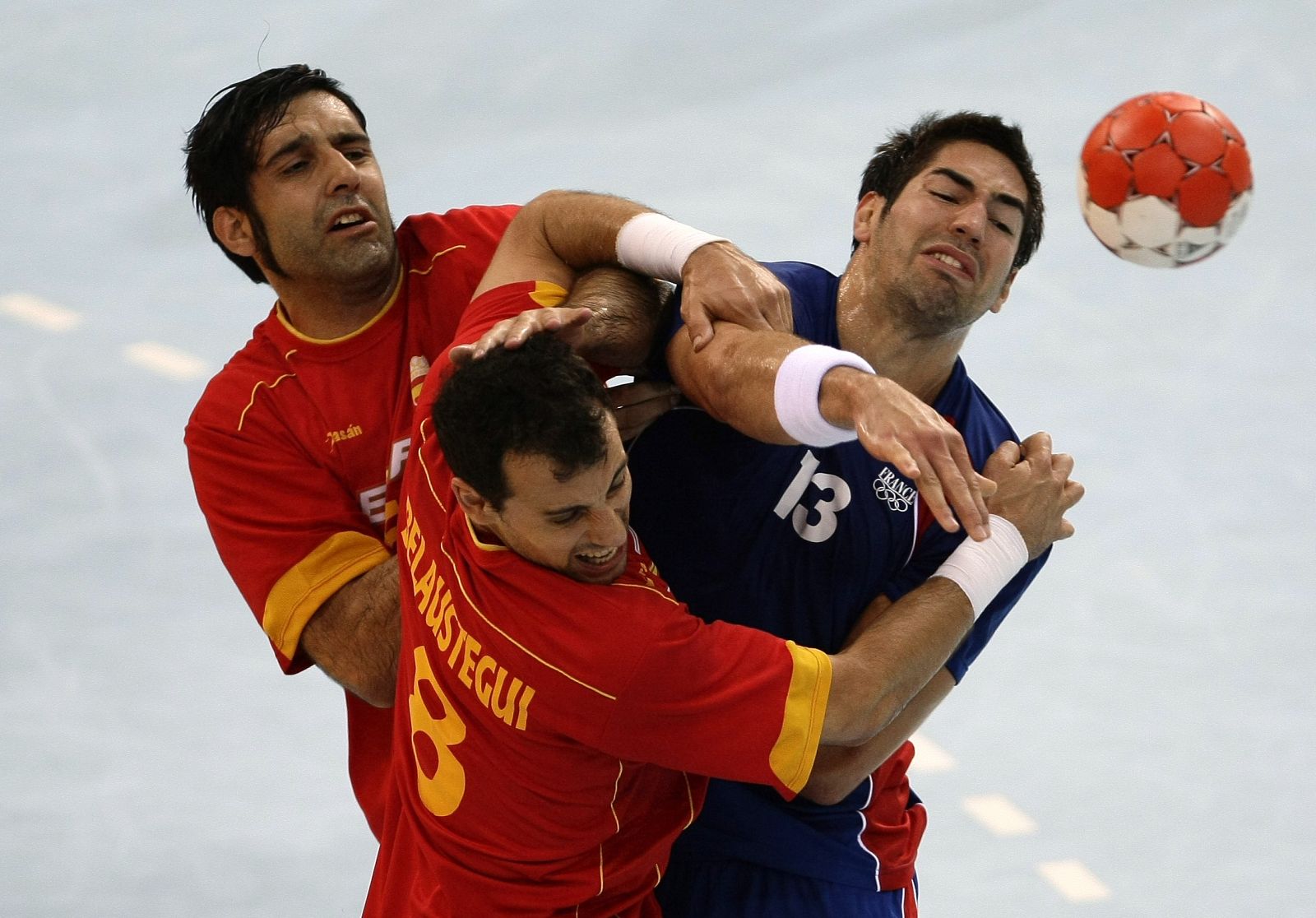 Francia derrota a España 28-21 en un partido dominado por los franceses.