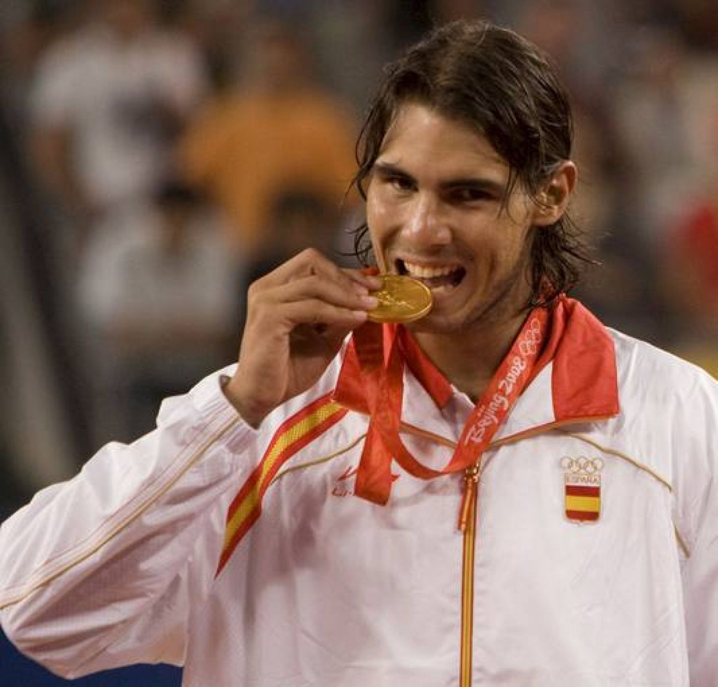 Rafa Nadal muerde su primera medalla olímpica conseguida en los pasados Juegos de Pekín.