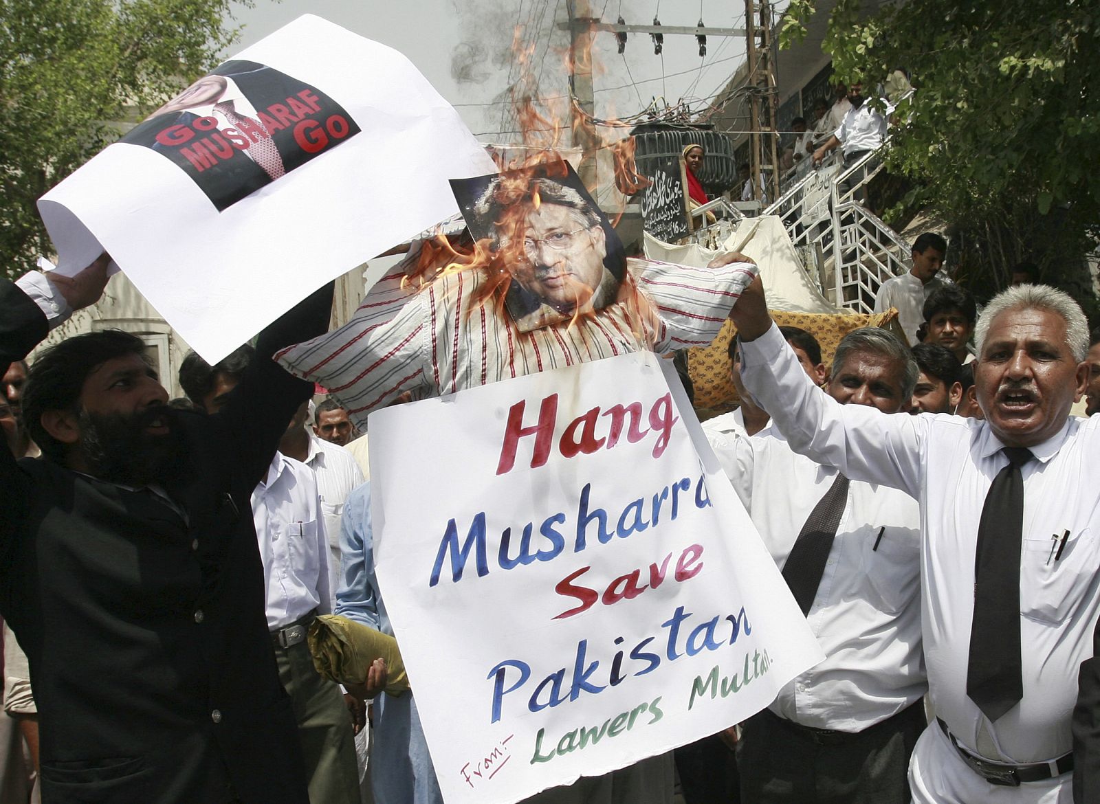 Los partidos de la coalición en Pakistán ven la dimisión del presidente, Musharraf, como una victoria