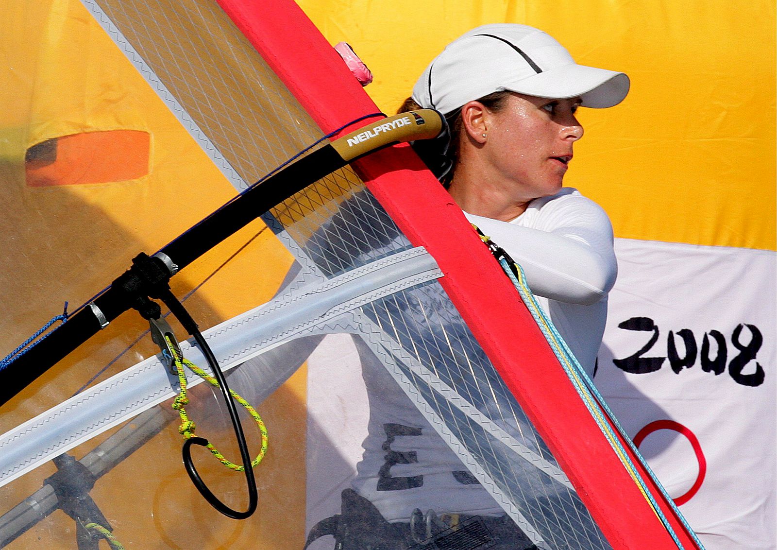 La regatista Marina Alabau disputará mañana la regata por las medallas de la tabla a vela RS:X femenino desde la quinta posición, a 13 puntos de la medalla de oro.