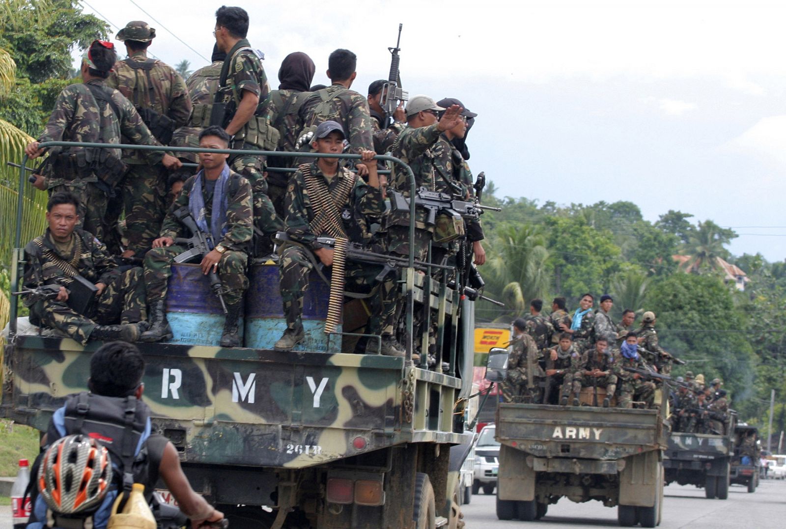 Soldados patrullan la calle principal de Lanao del Norte al sur de Filipinas