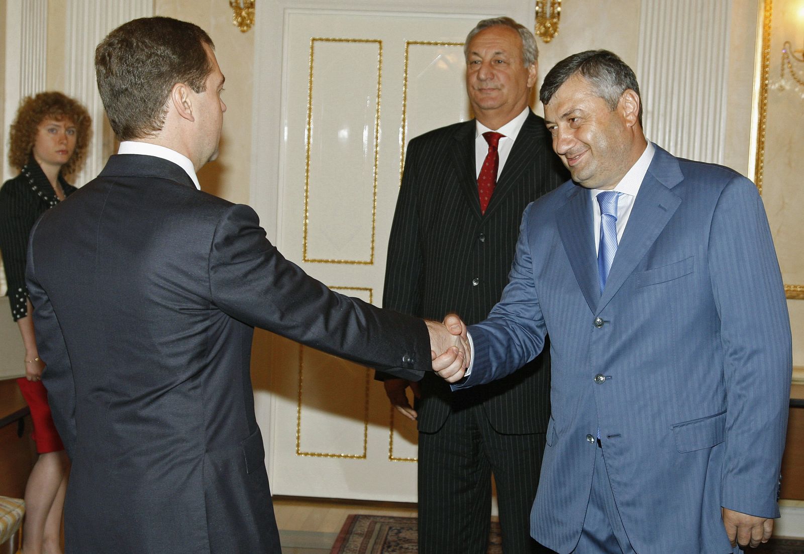 El presidente ruso, Dimitri Medvedev recibe a los presidentes de Abjasia, Sergei Bagapsh (en primer plano), y Osetia del Sur, Eduard Kokoity (al fondo), en Moscú el 14 de agosto de 2008.