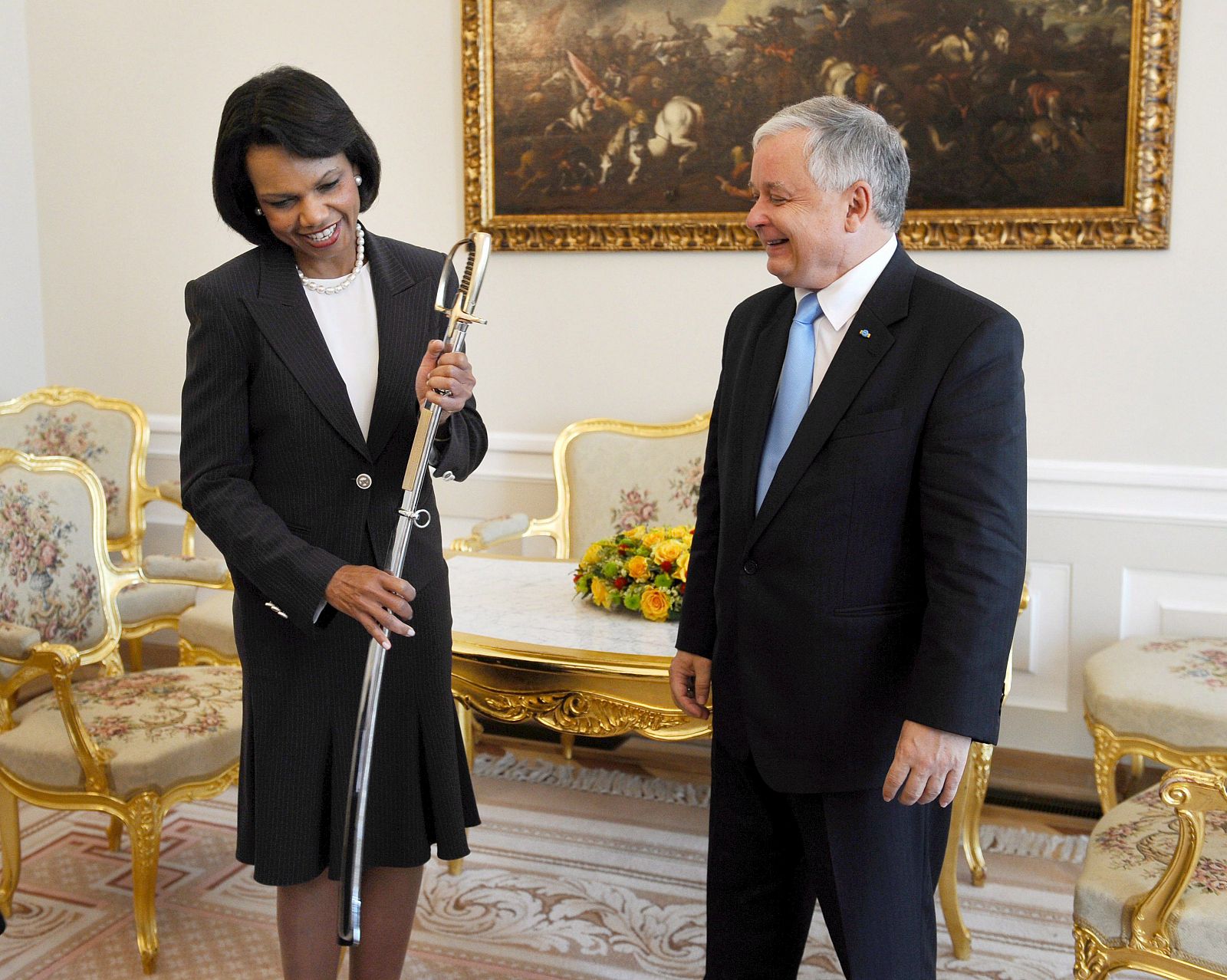 El presidente polaco, Lech Kaczynski, le da a Condoleezza Rice un sable del ejército polaco de regalo antes de firmar un acuerdo sobre el escudo antimisiles estadounidense en el país.