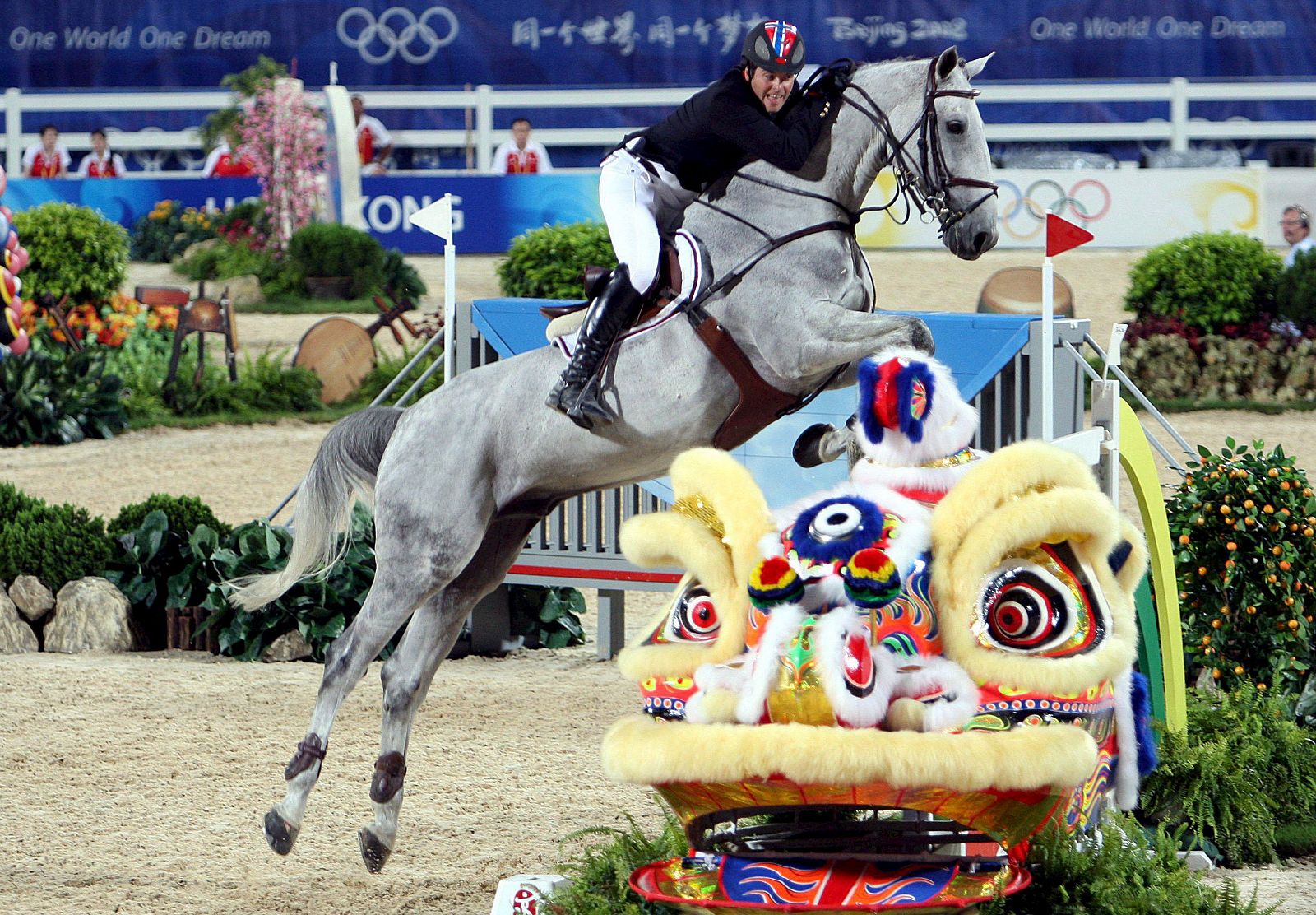 El noruego Tony Andre Hansen con "Camiro" en la prueba de salto de obstáculos.