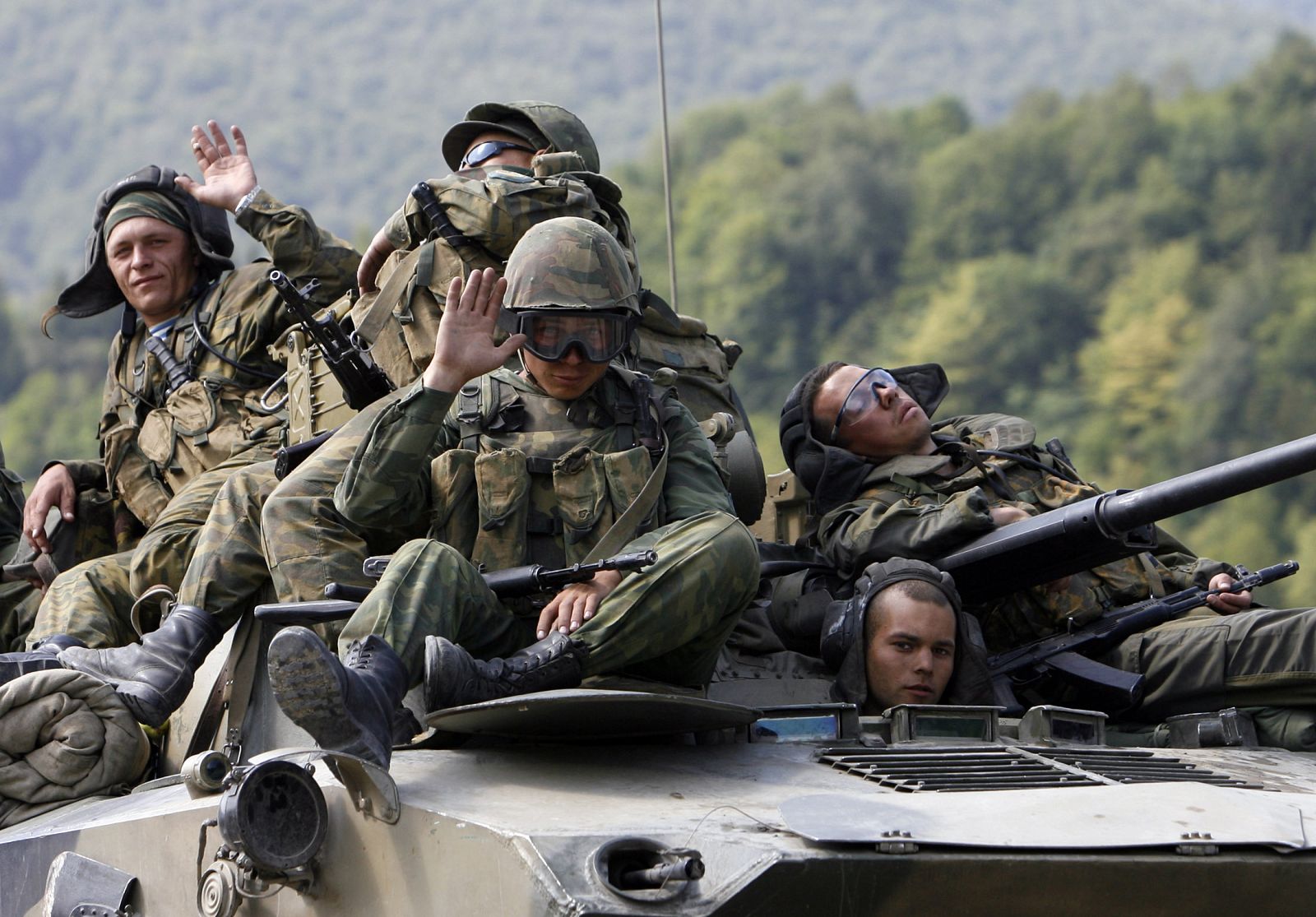 Soldados rusos saludan mientras se dirigen a la frontera de Osetia del Sur