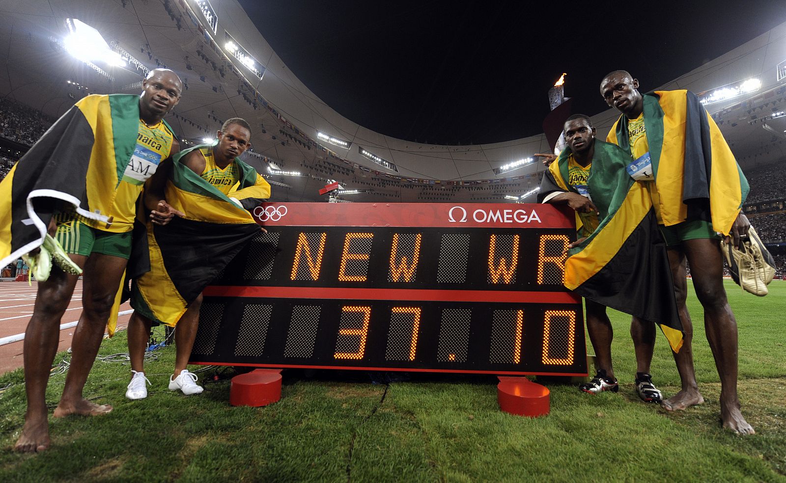 El equipo jamaicano de 4 x100 bate el récord del mundo con una marca de 37.10.