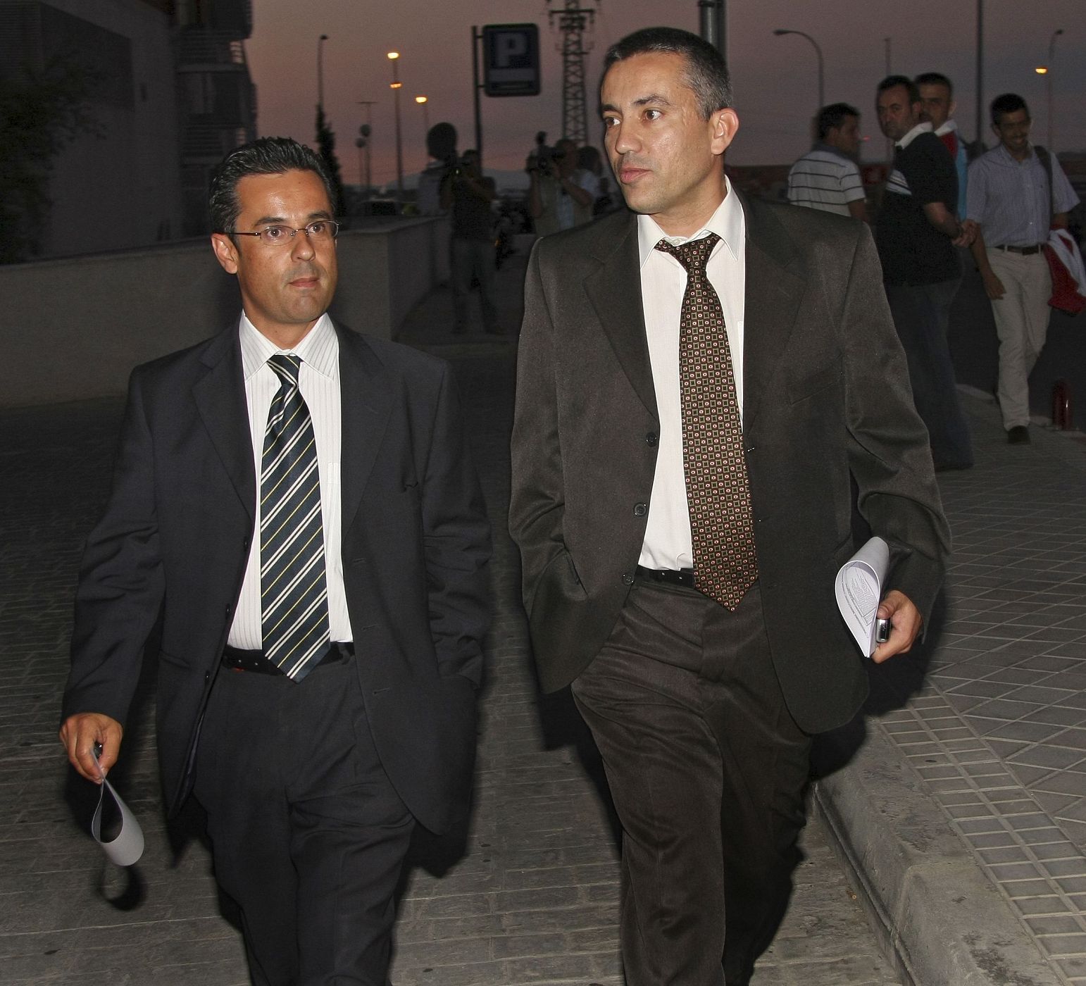 Javier Mendoza junto a Héctor Sandoval al abandonar el Hotel Auditorium