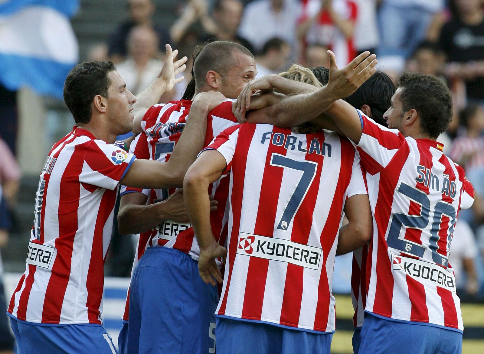 Los jugadores del Atlético de Madrid celebran el gol marcado por el equipo ante el Málaga, durante el partido correspondiente a la 1ª jornada de la Liga disputado en el estadio Vicente Calderón de Madrid.